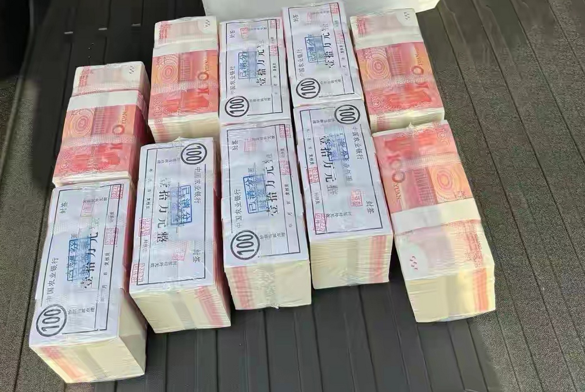 朋友们,100万人民币现金到底有多重呢?