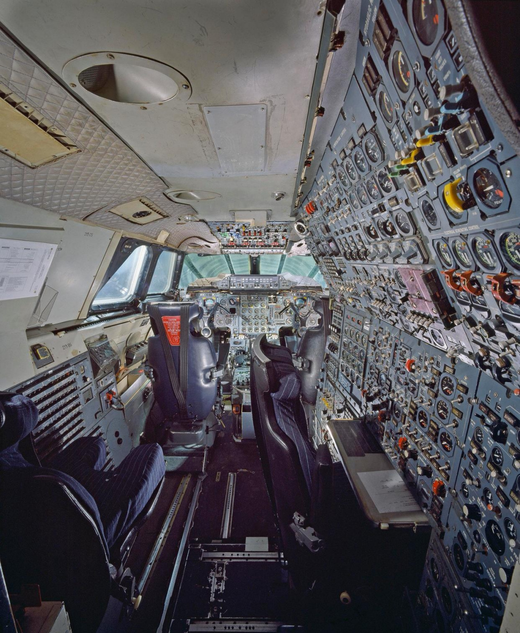 有人说这是太空舱,其实,这是协和式飞机的驾驶舱