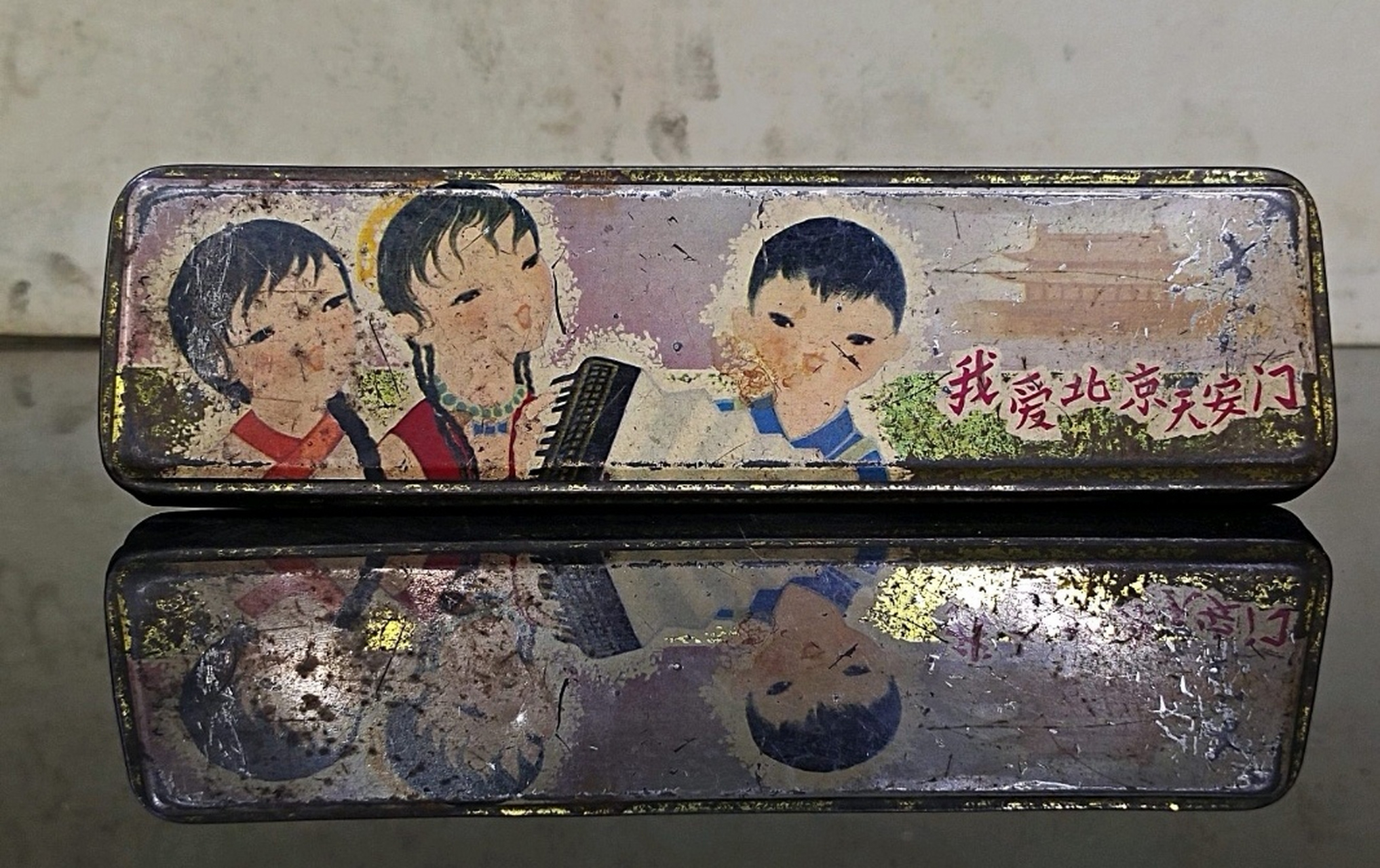 这是一只饱经沧桑的老文具盒,在上世纪六,七十年代,农村的孩子们能