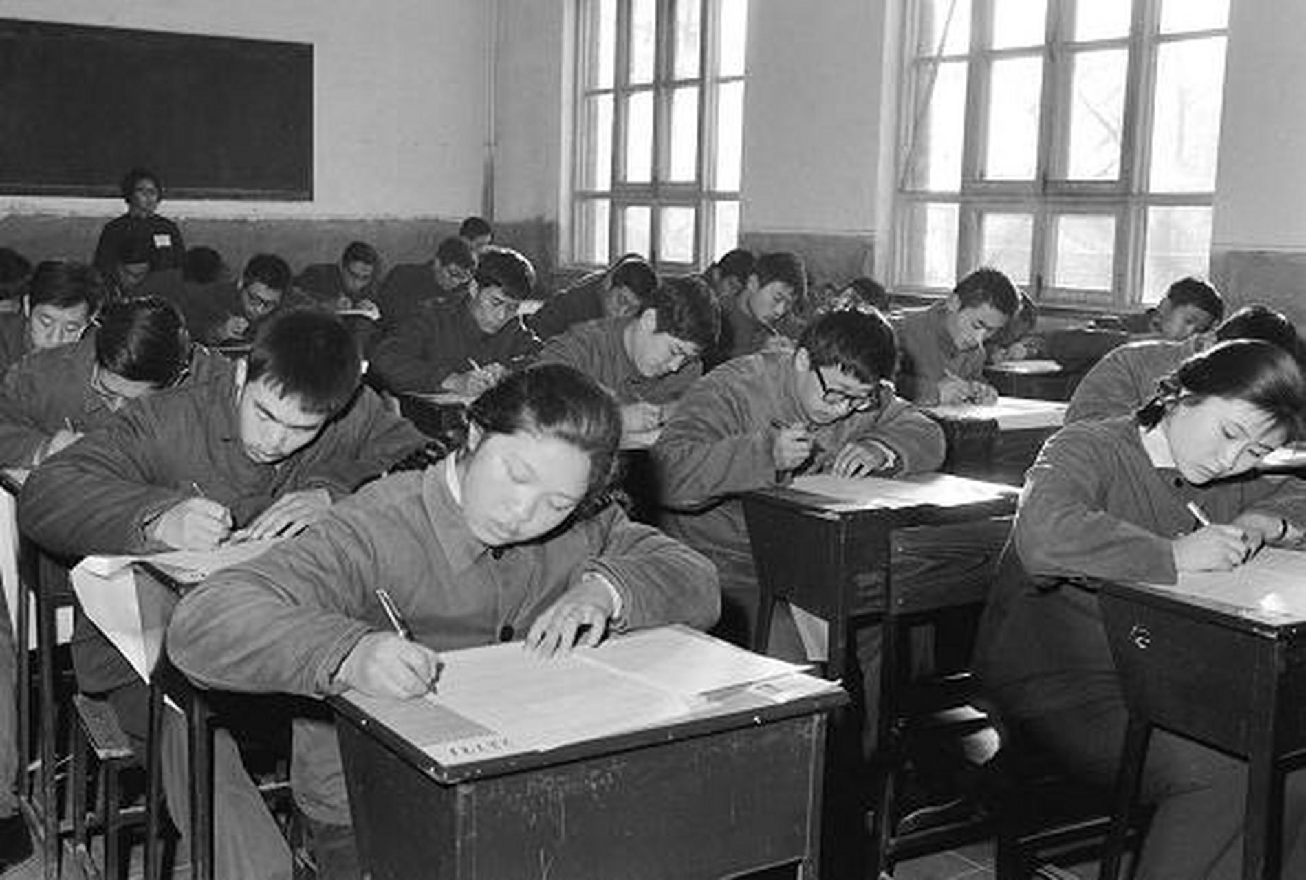 1977年"文化大革命"结束后,中国恢复了高等学校招生考试制度.