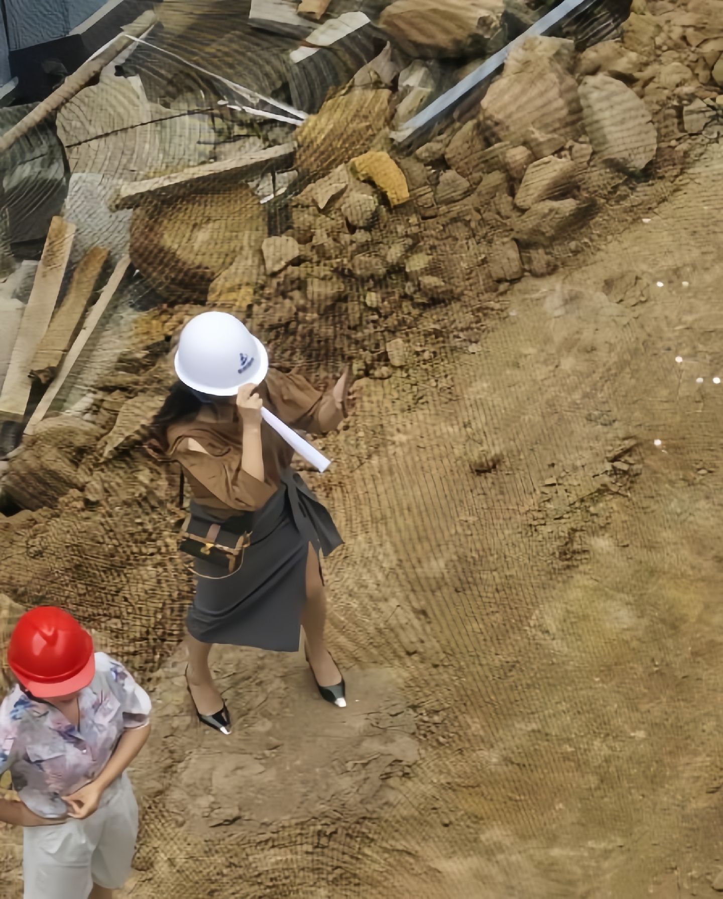 我今天上班路过工地,你们说一般在那工地上,要是出现了那种穿着高跟鞋