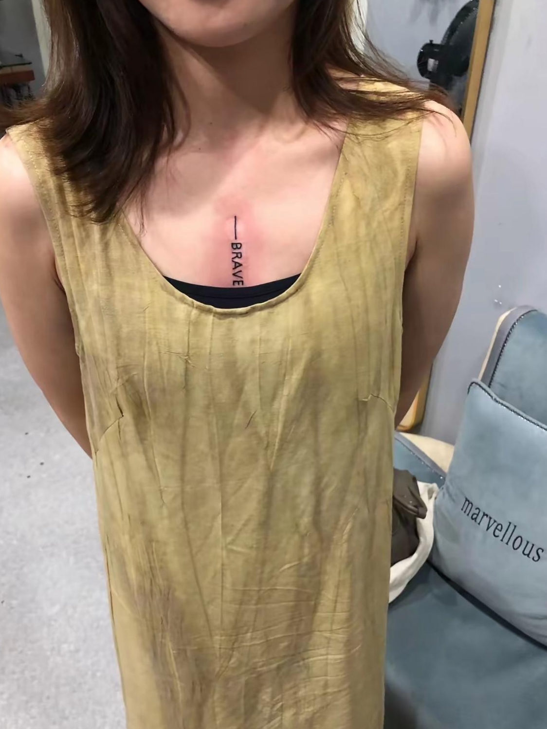 哇哦,居然有位美女将胸口的疤痕巧妙地设计成了一个纹身!