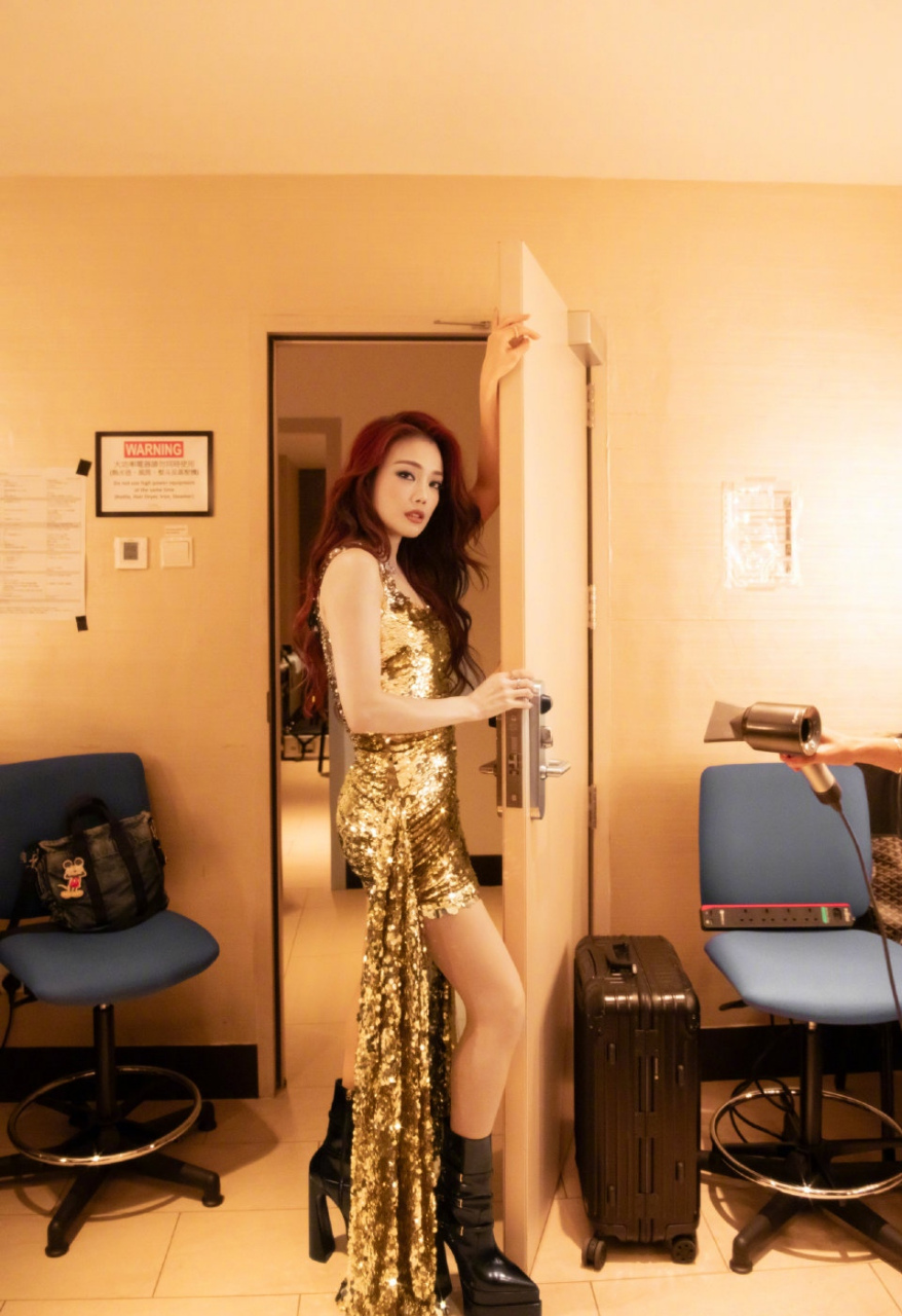 祖儿闪耀亮相,金裙配红发,美得让人窒息!#动态夏日征集令