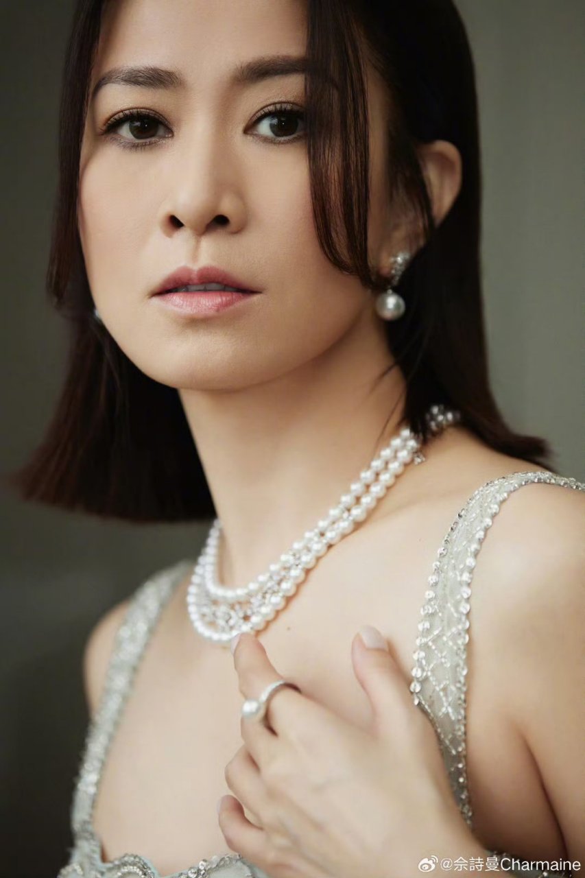 余诗曼的这套穿搭尽显高级感与轻奢气质.