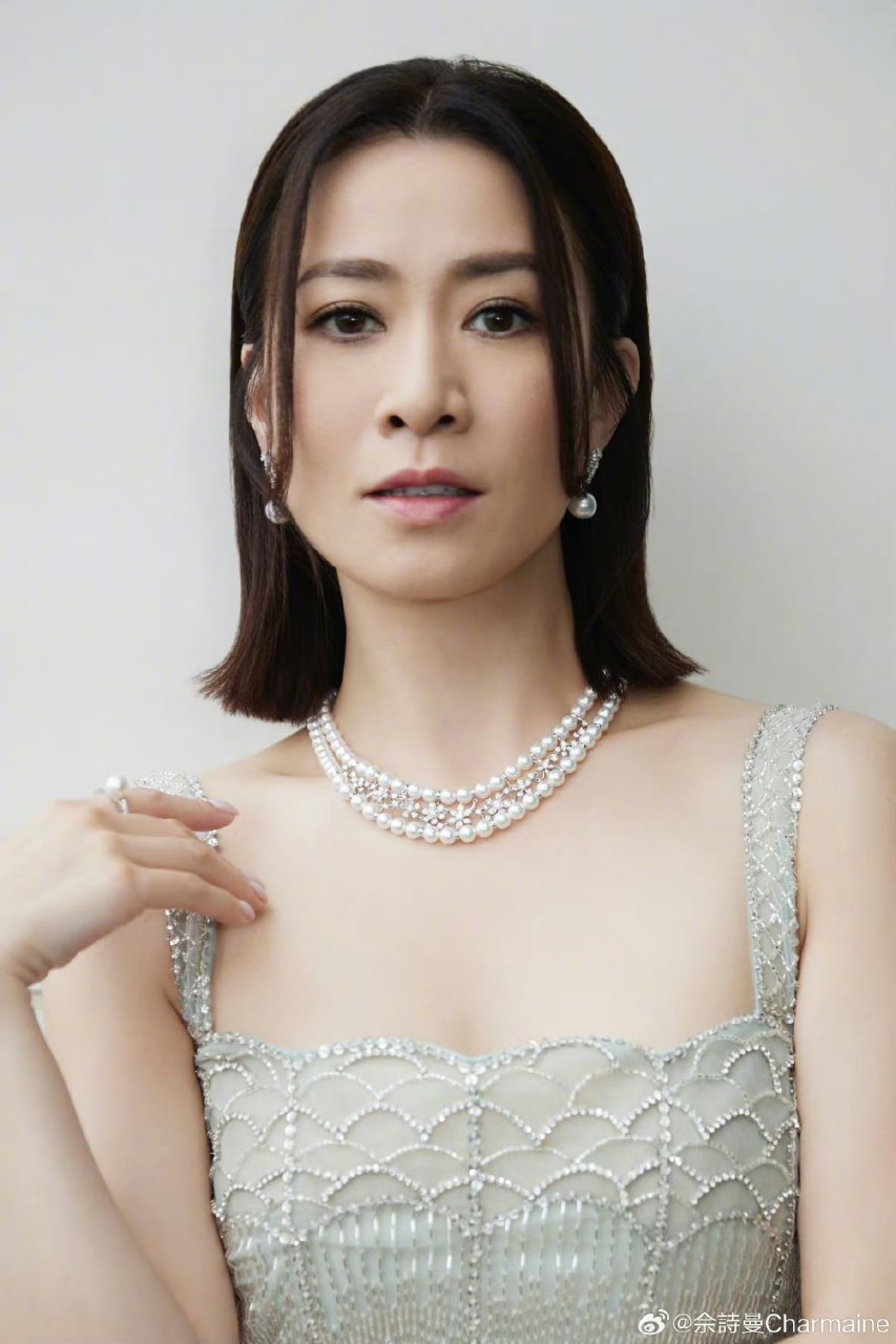 余诗曼的这套穿搭尽显高级感与轻奢气质.
