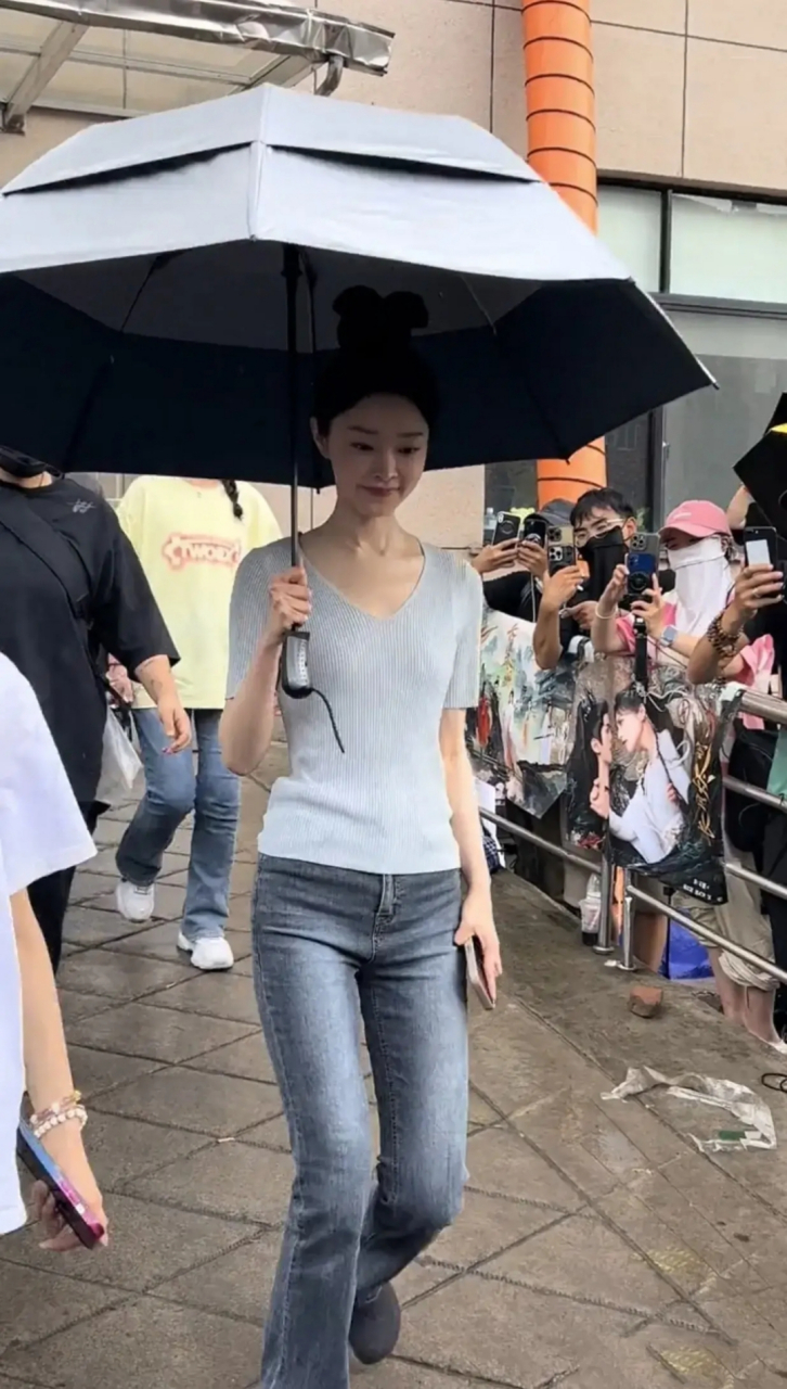 宋轶 又穿了丑丑的牛仔裤  钟爱各种丑丑的牛仔裤,别人穿可能会显土