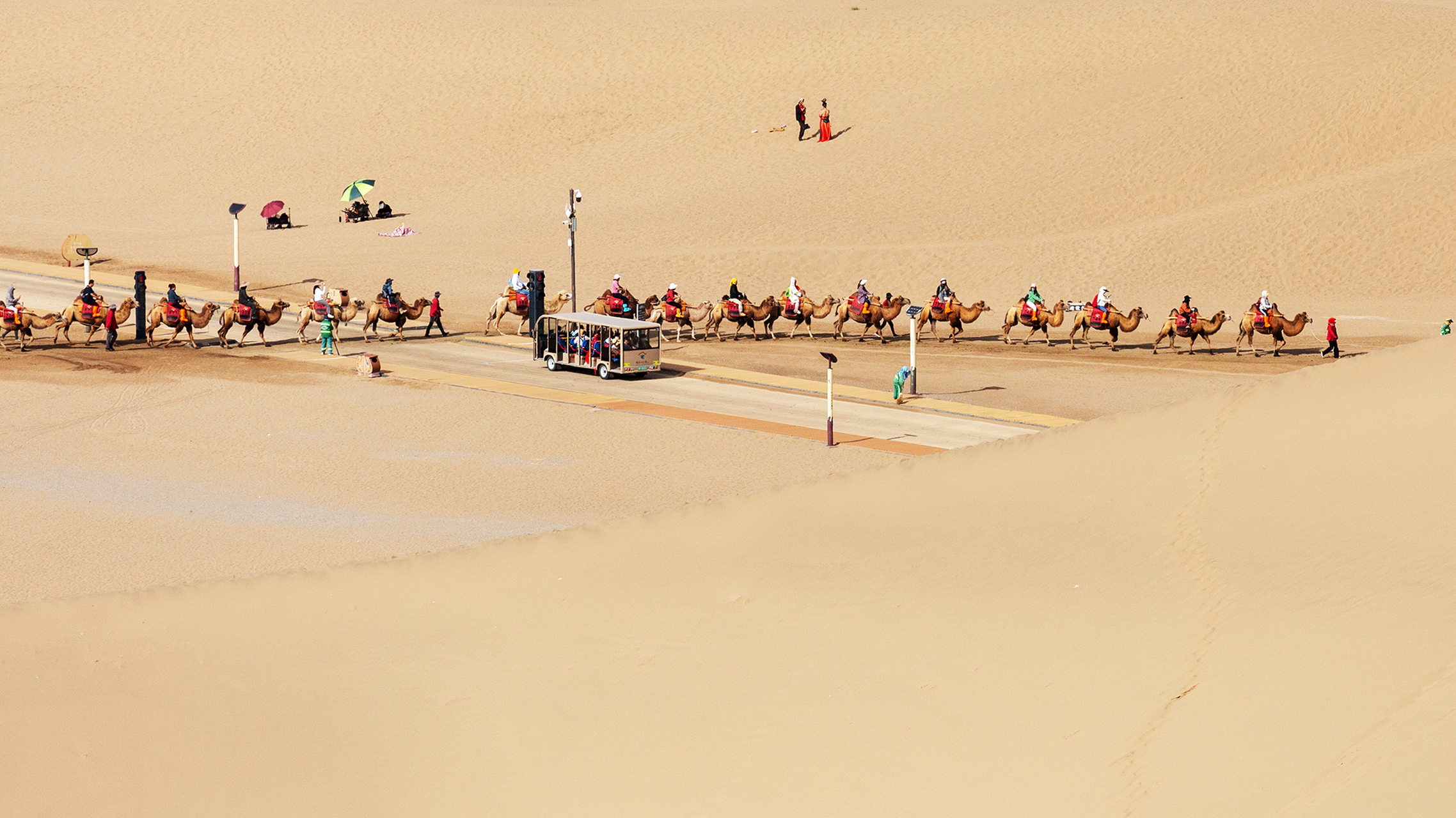 敦煌鸣沙山的骆驼队