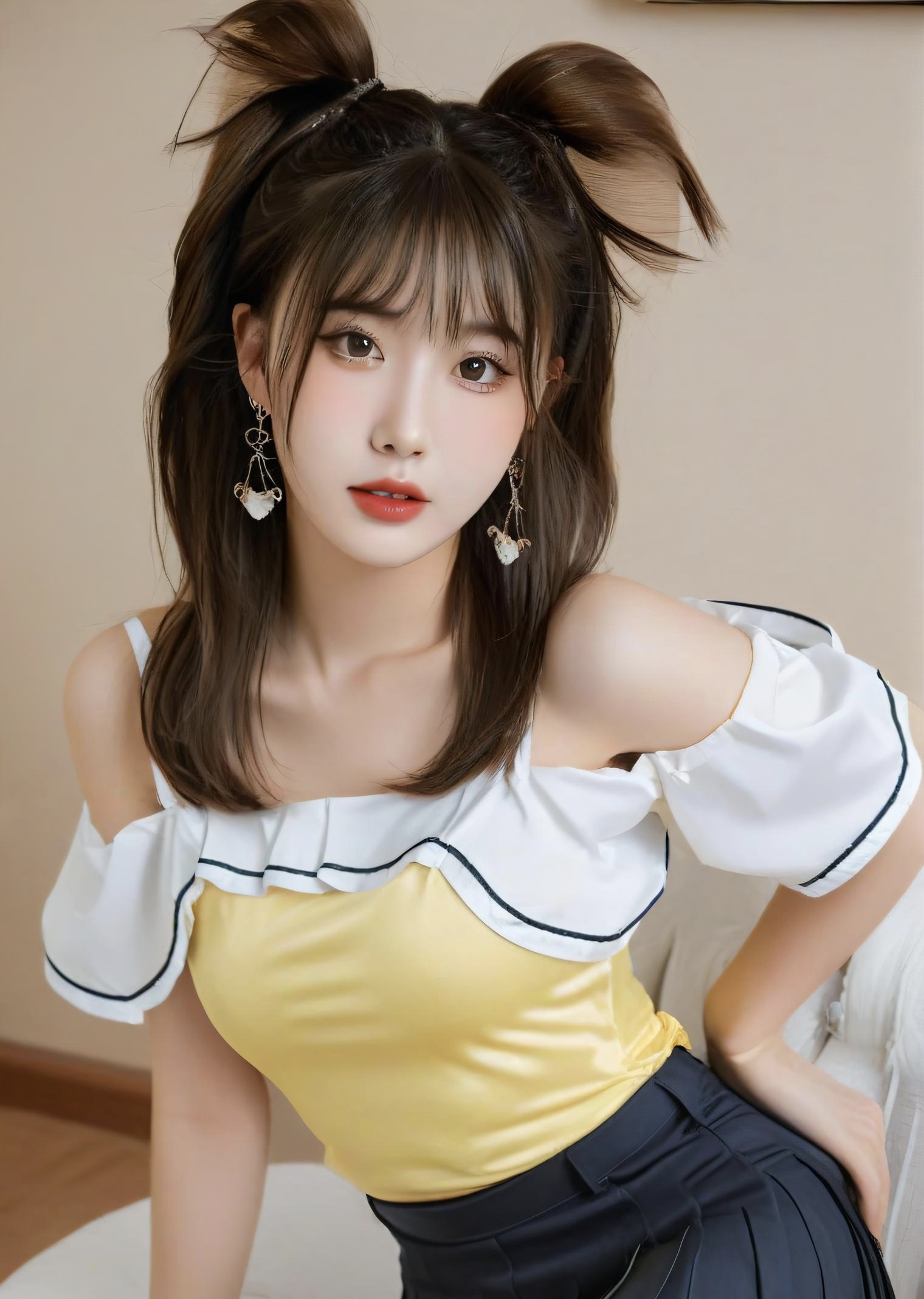 长款项链点缀心形吊坠,耳旁金色花朵耳环摇曳生姿,妆容精致,红唇如火