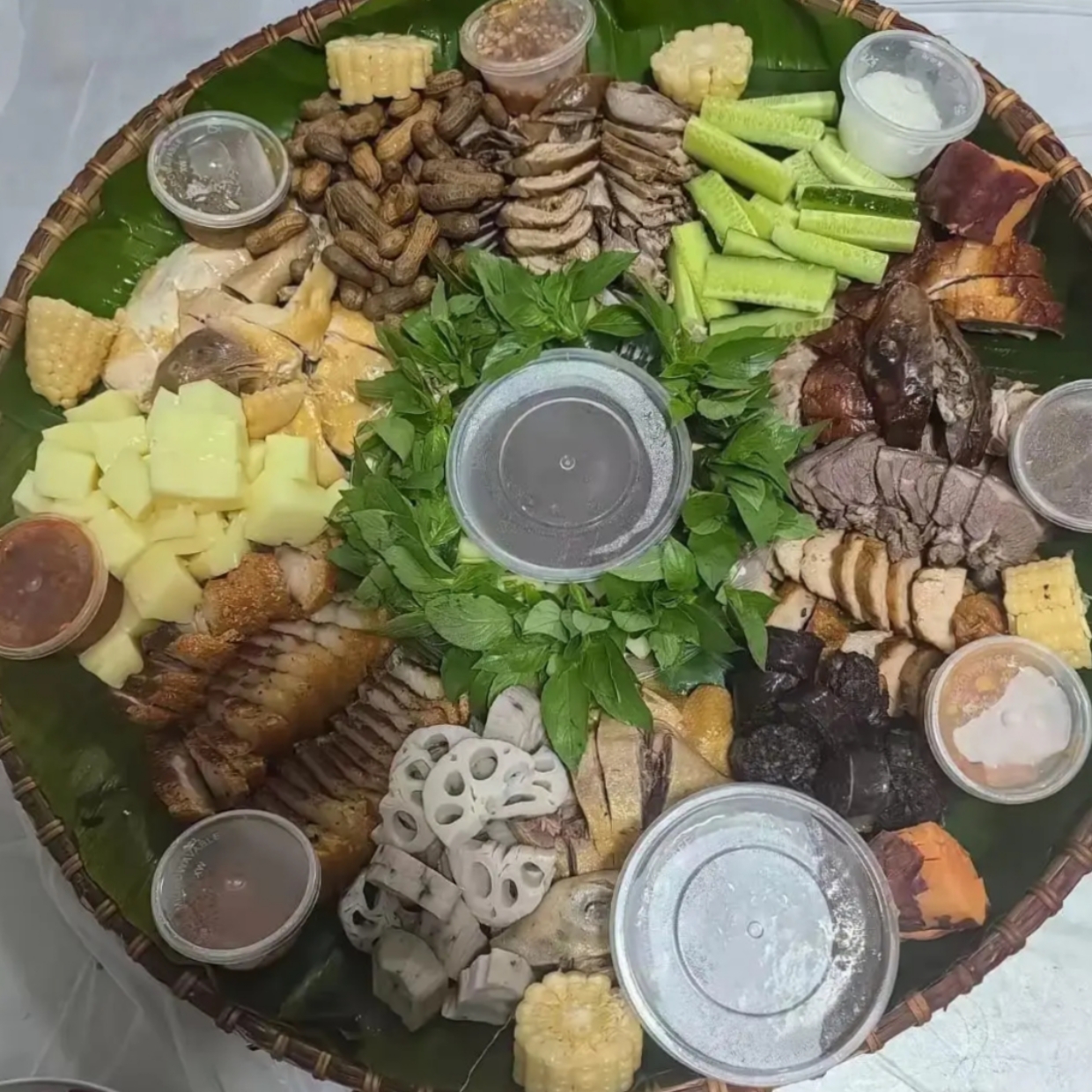 哇塞,这拼盘也太诱人了,跟普通拼盘不一样吧,它是用簸箕拼的哦,啥都有
