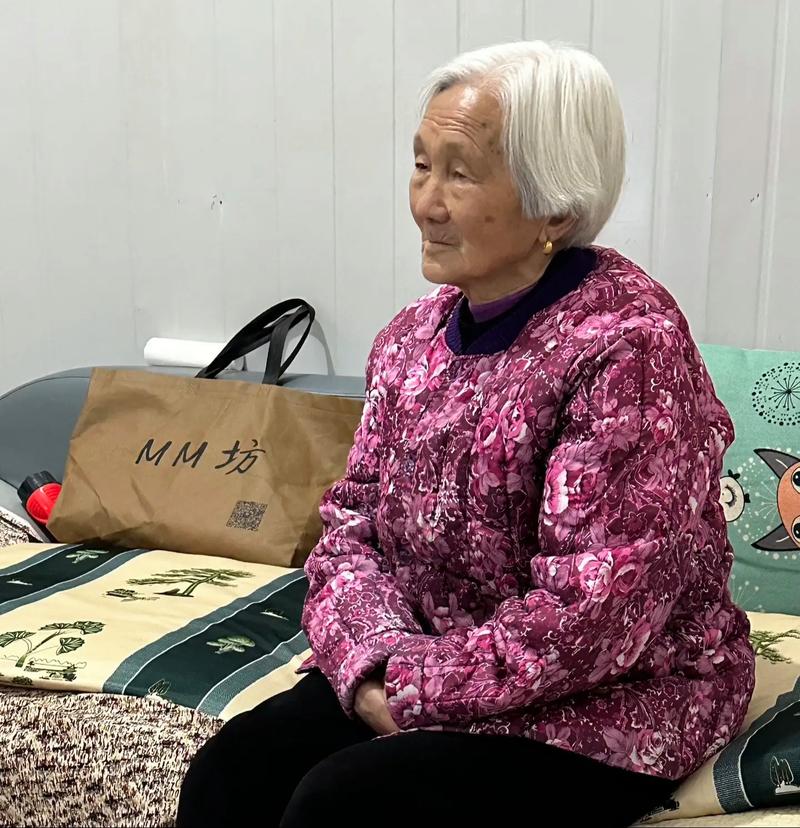 记得有一次,一位老奶奶要搬到儿女所在的城市