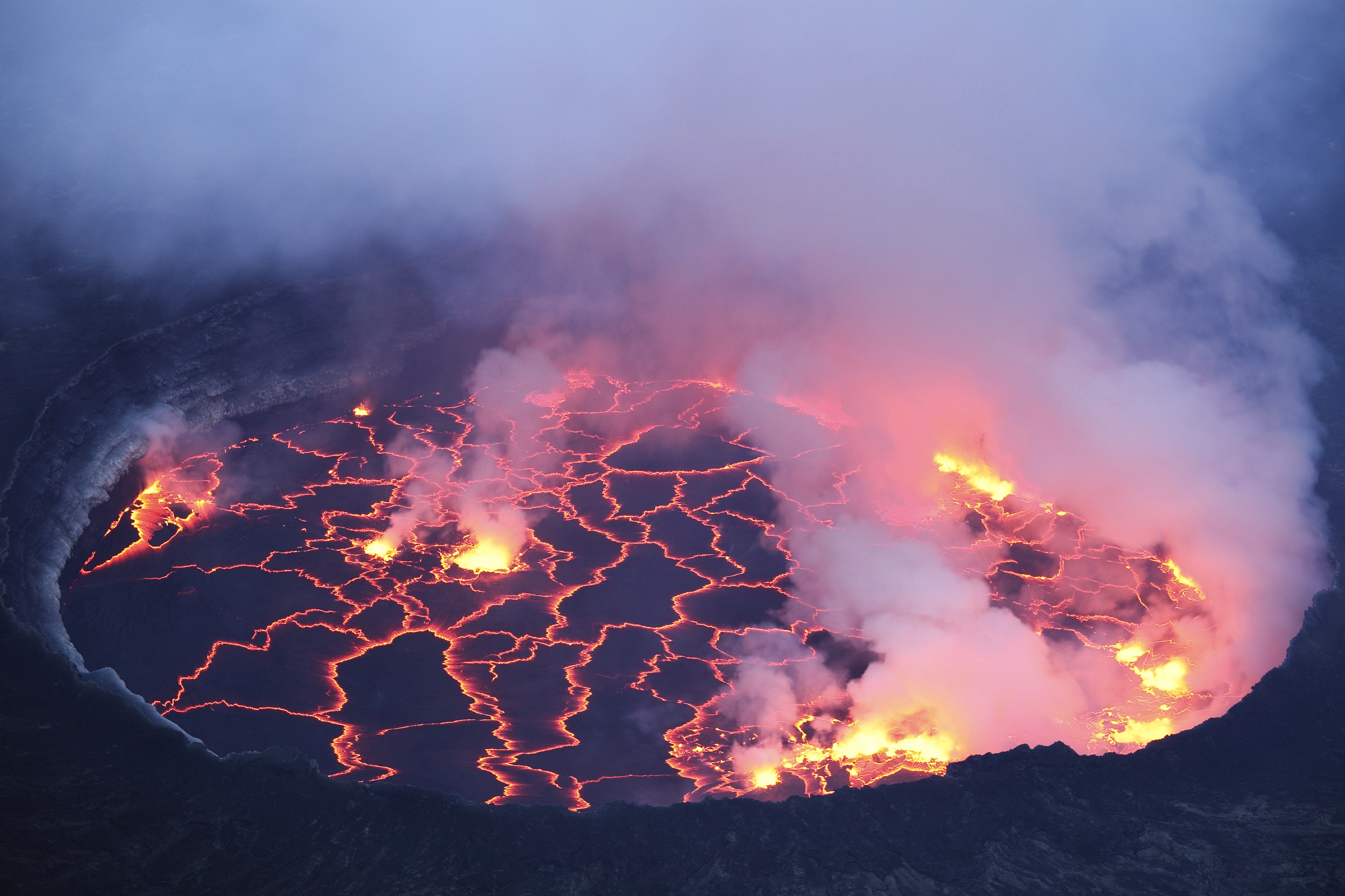 尼亚穆拉吉拉火山图片