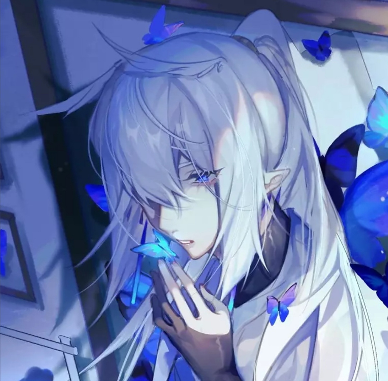 他慢慢睁开眼睛,又垂下眼眸.  白发飘飘,写尽了无限的孤独与无助.