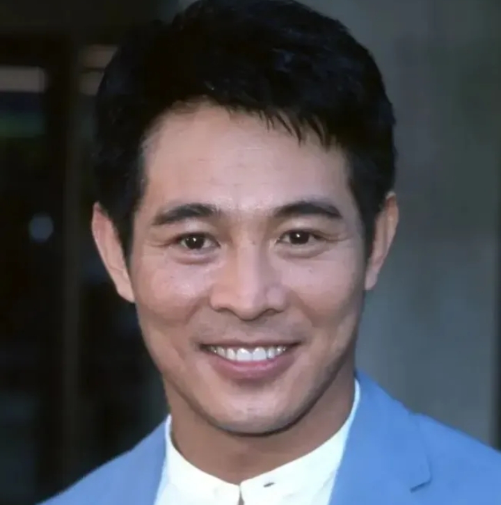 那年,李连杰参加"鲁豫有约"时,鲁豫问他:"有个问题,我一直想不明白