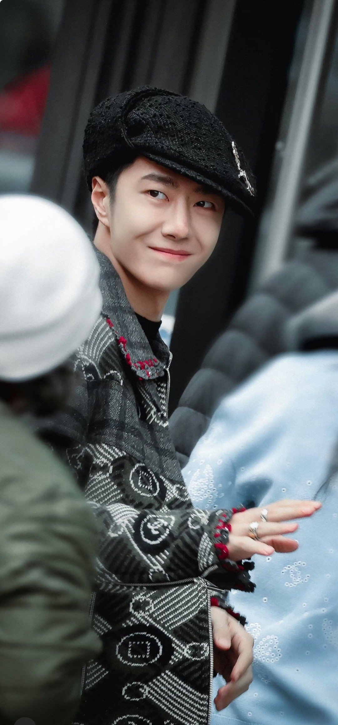 王一博巴黎时装周# 巴黎时装周上的王一博,回眸一笑,少年感爆棚,到底