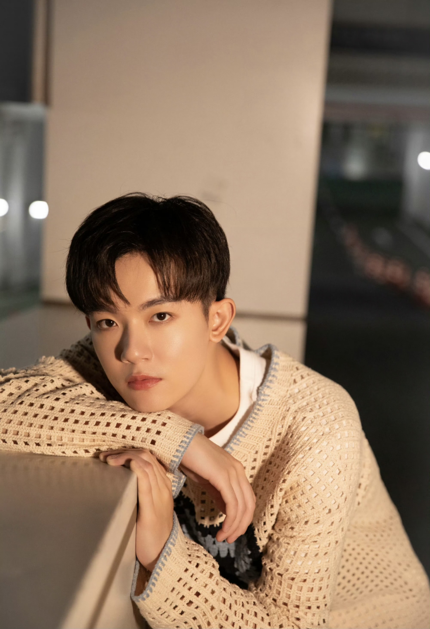 来组李明德!(壁纸哦!) 他最近演的鸣龙少年真的很不错哎! 狠狠粉了!