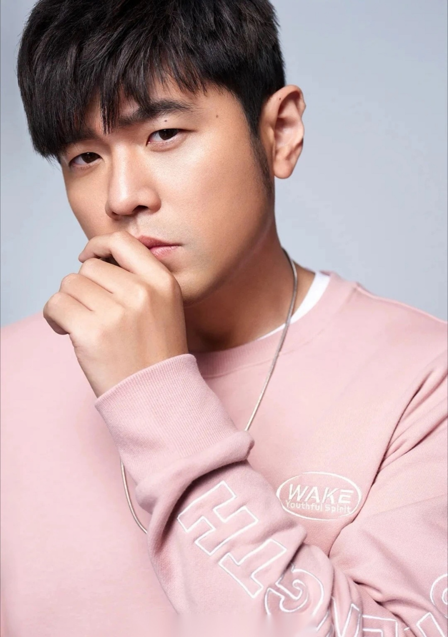 周杰伦近期的动态,主要围绕其2025"嘉年华"世界巡回演唱会展开