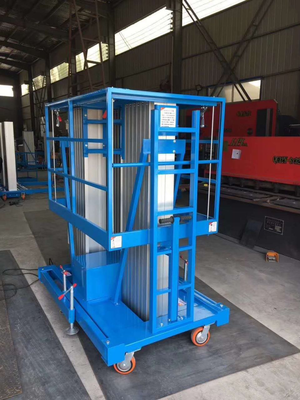 液压升降货梯是一种起重升降机械设备,升降货梯升降系统,靠液压泵站