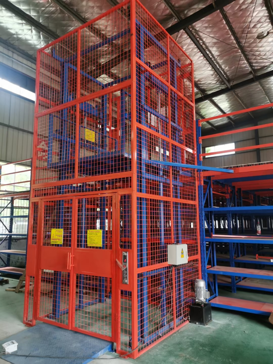 液压货梯二层升降机2吨简易电梯是一款常用于厂房,车间和仓库等场所的