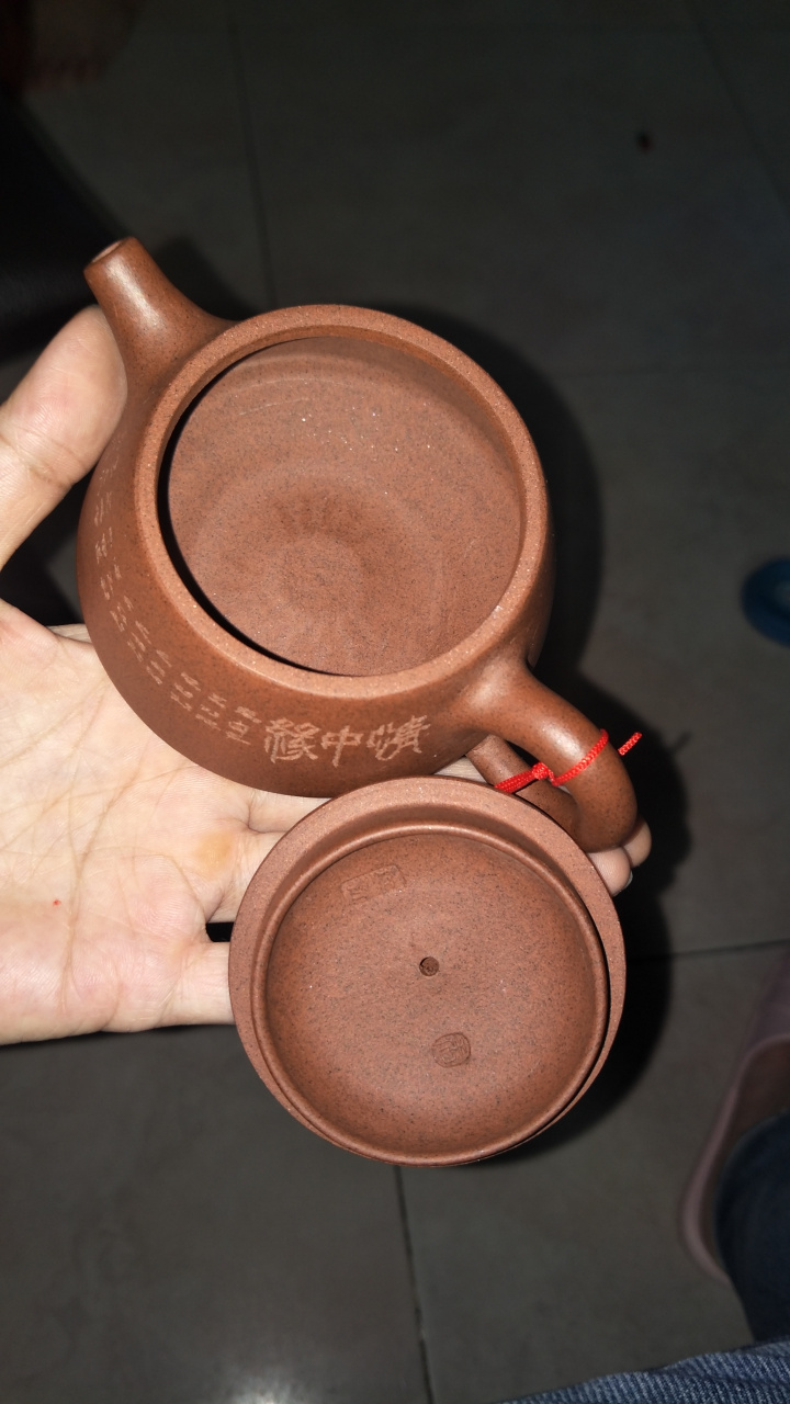 别人送的庞红亮紫砂壶一个,不知是真是假.