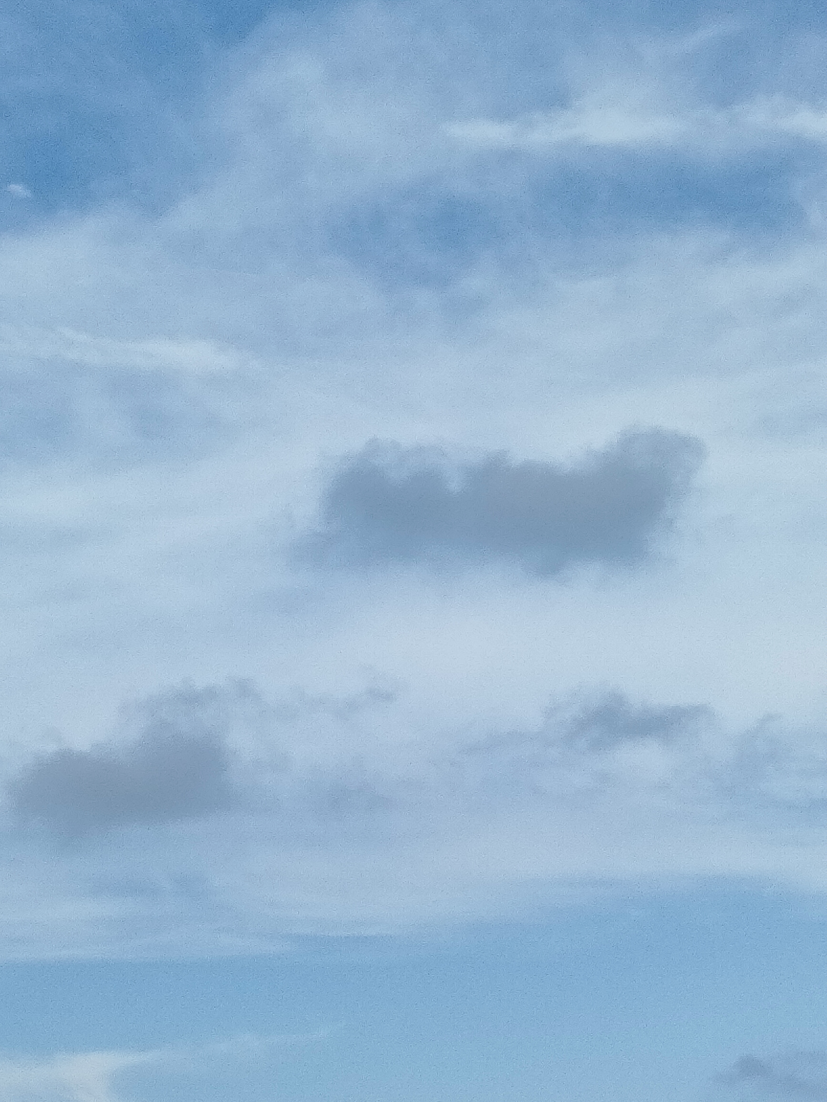 及时雨下了半天,雨停了,蓝色天空白云悠然向东游,在蓝幕上的云各式各