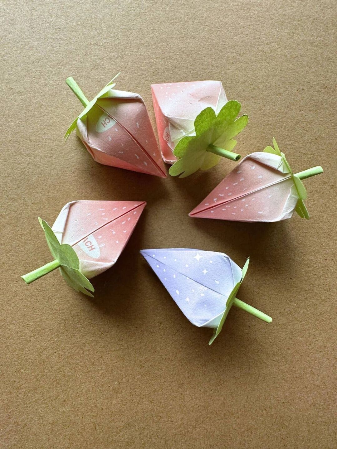 超可爱的草莓折纸~ 忍不住分享给大家!教程已备好,快快学起来吧!