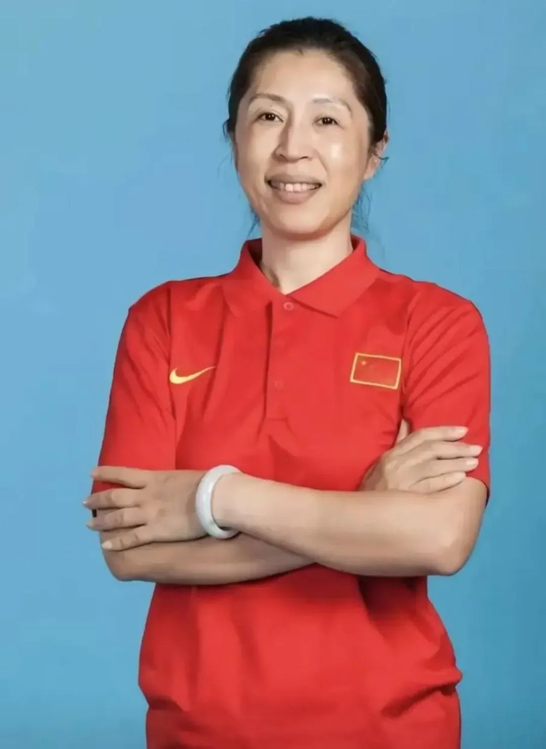 从现在的女篮主教练郑薇到前任的女足主教练水庆霞,俩人共同