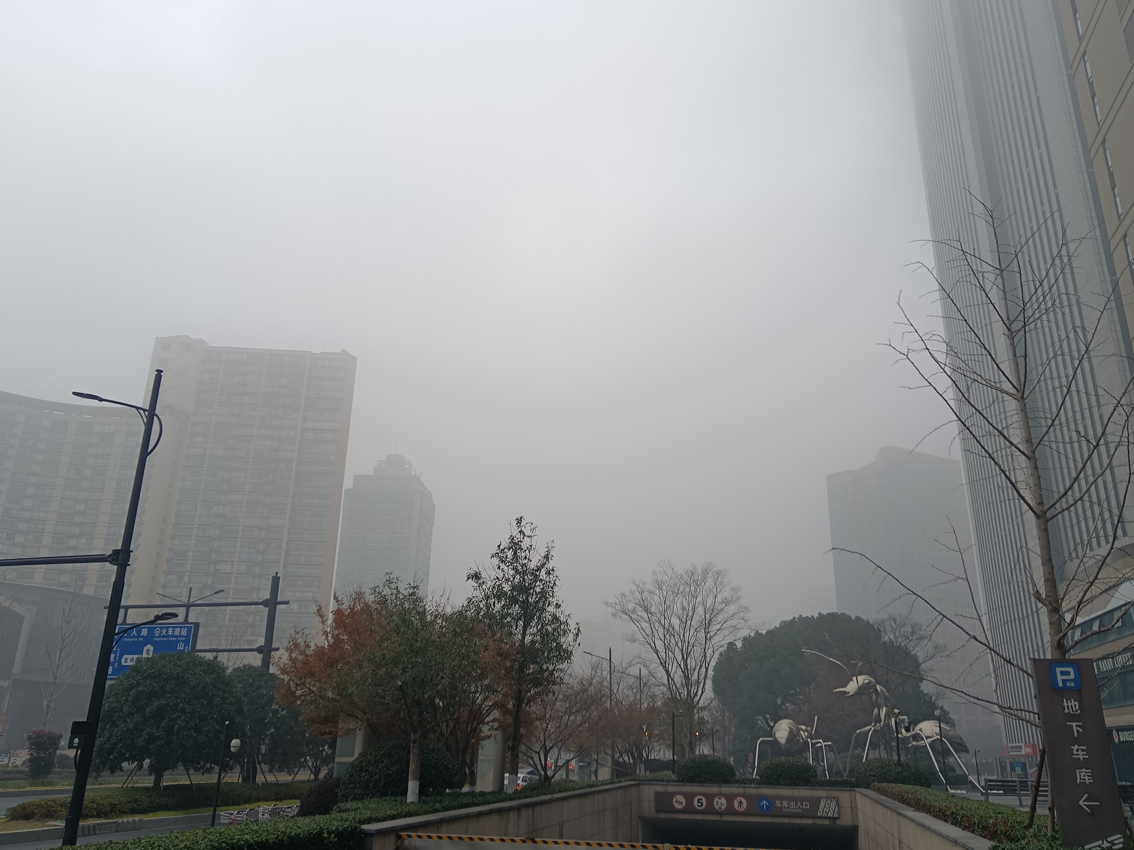 隐入大雾之中的城市,是环境污染造成的吗?