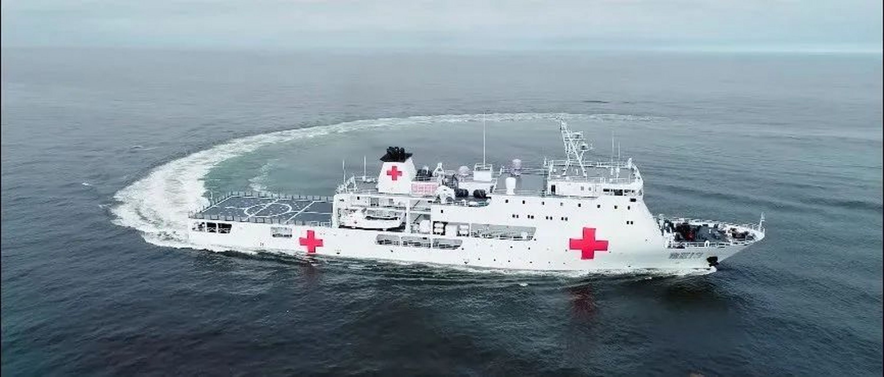 国产新型医疗船南医13船近日在南沙永暑礁军港码头归建入列,填补了