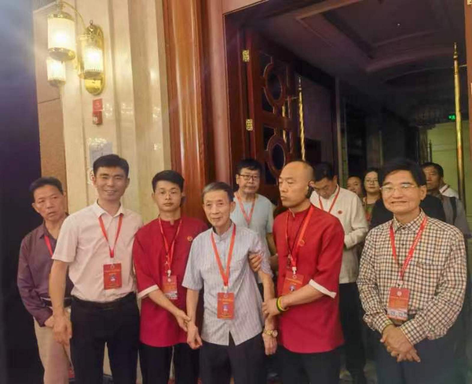 北派易学界泰斗,廖墨香教授走出会场