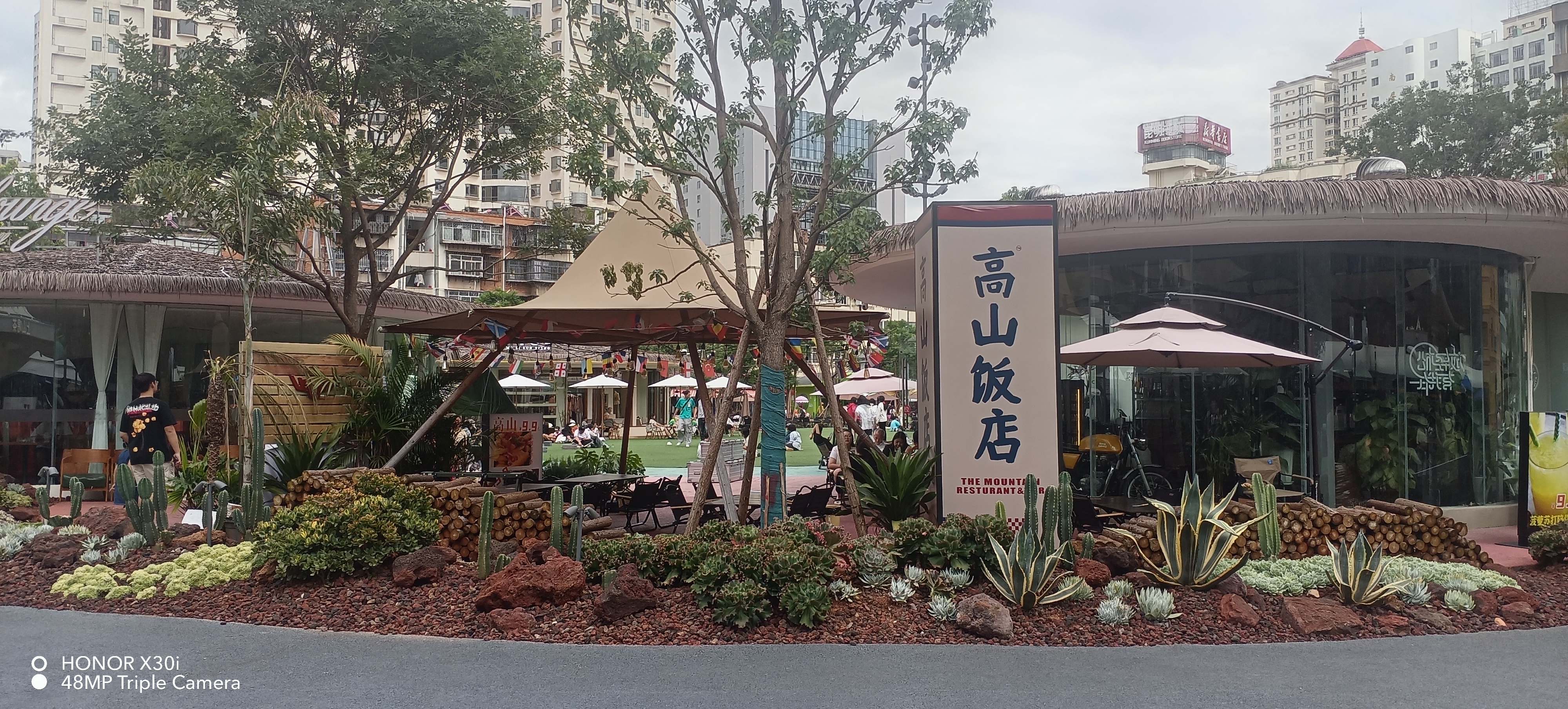 在昆明旅游一定要漫步昆明正义坊,仰望胜利堂巍峨,人民英雄纪念碑前