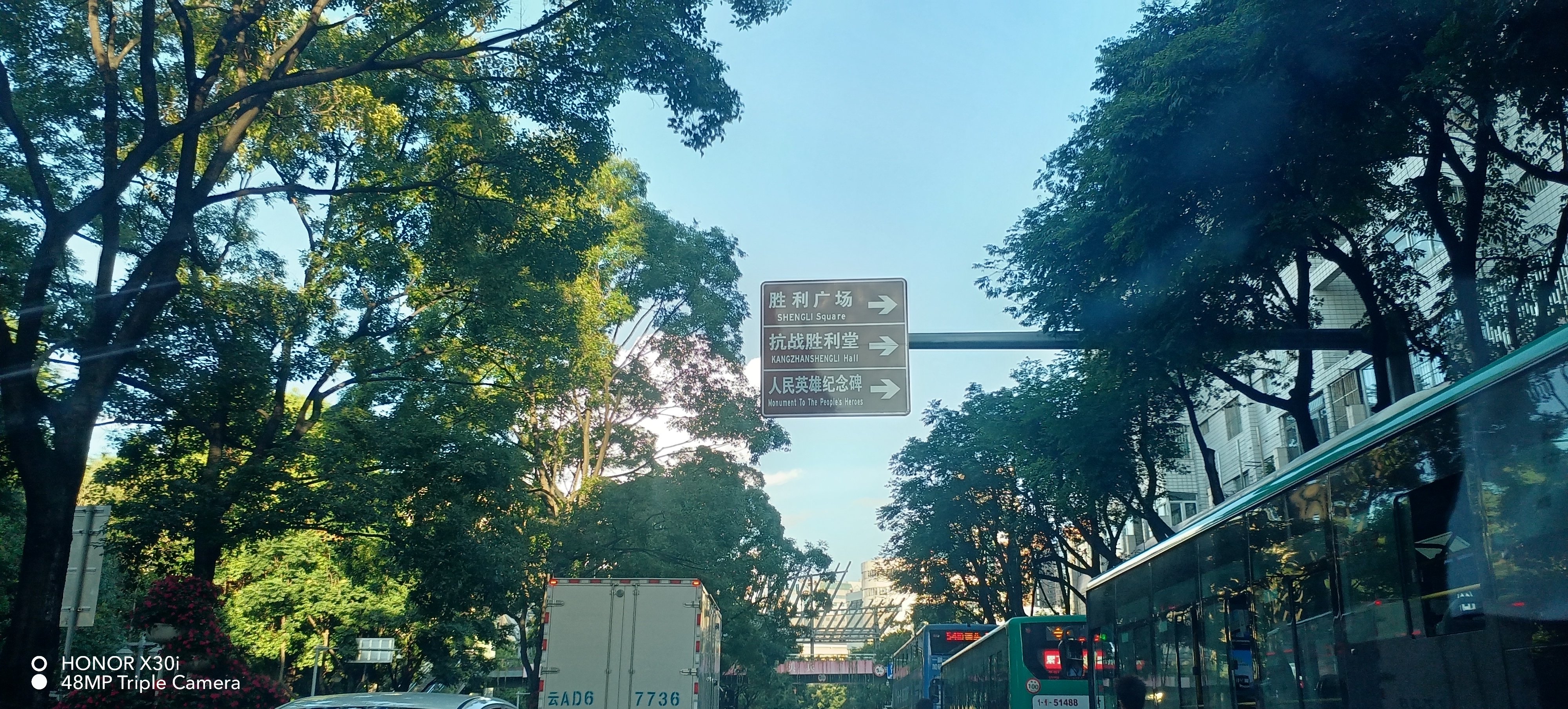 在昆明旅游一定要漫步昆明正义坊,仰望胜利堂巍峨,人民英雄纪念碑前