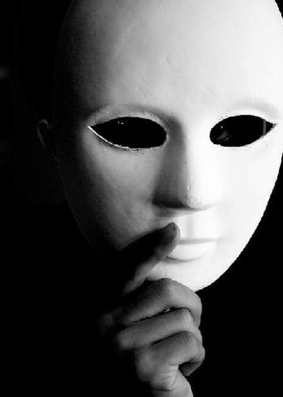 习惯带上面具的人,当取下面具的时候发现已经看不清自己的脸时是最