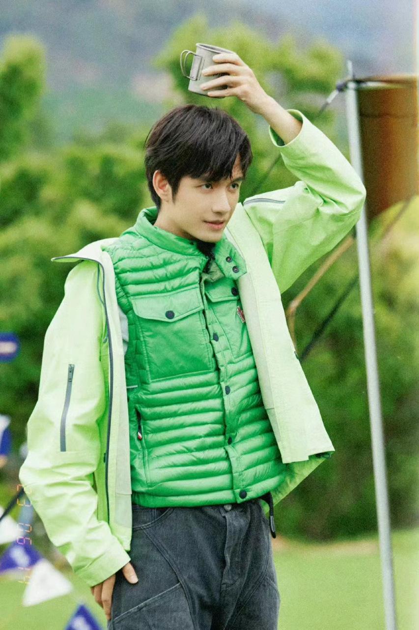 刘昊然抽烟抽得挺凶的,尤其跟女友在一起时,周围经常都是烟雾缭绕.