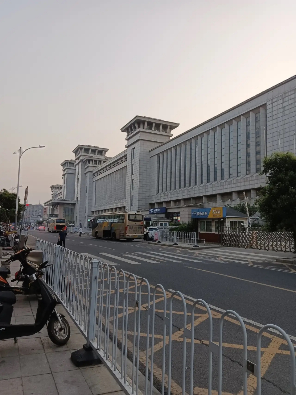 南京话不是安徽话,南京话叫金陵雅言,这是古代中原官话的嫡传,另外