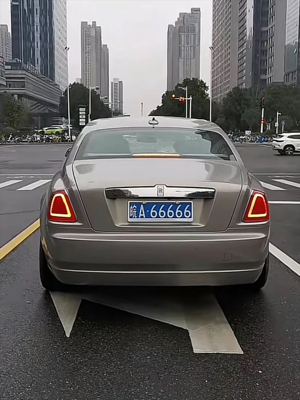早晨上班碰到,这新款荣威挺好看的,车牌照也给力[赞同][赞同]