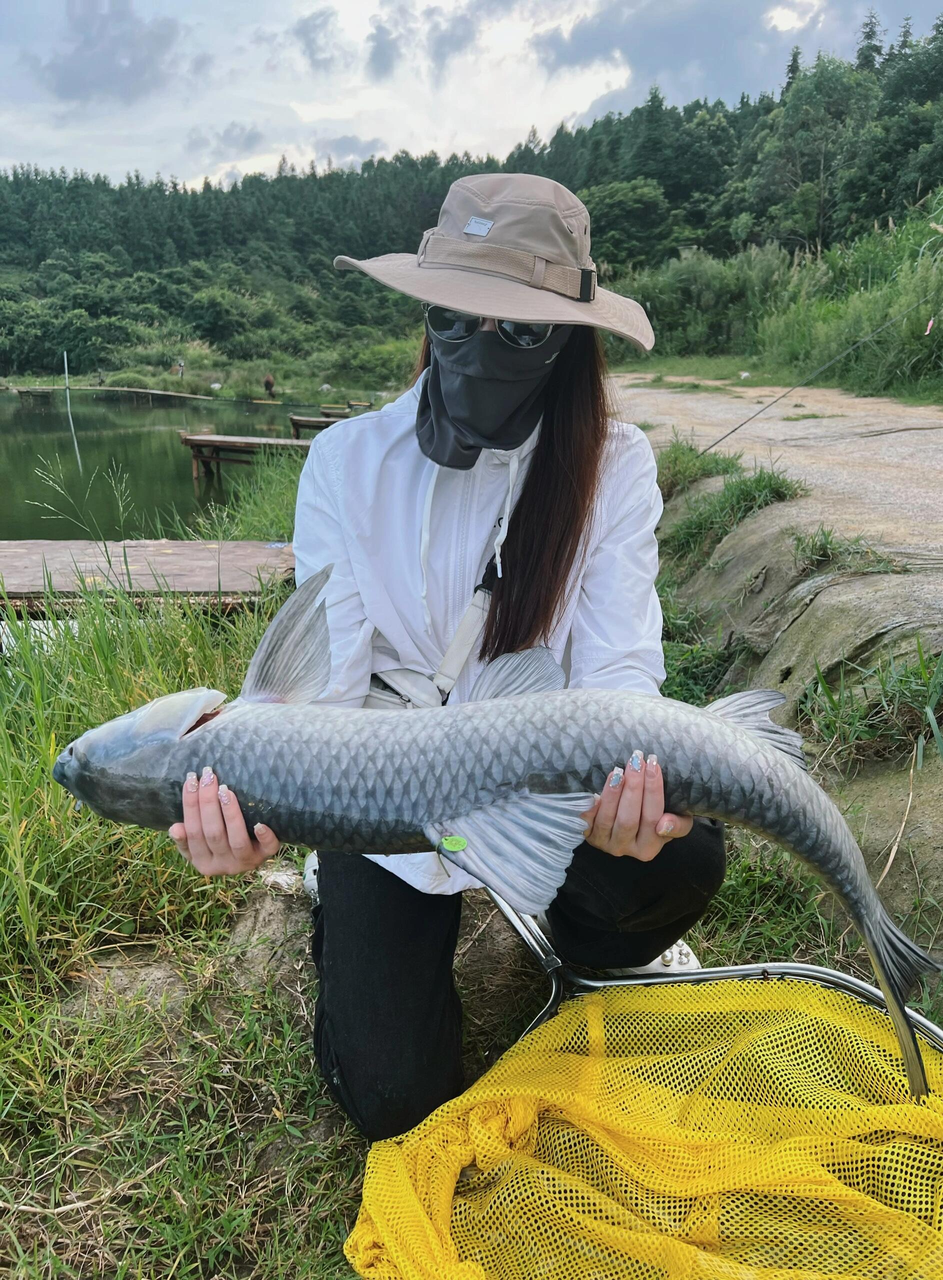 钓一下鱼|一个女生凌晨四点起来钓鱼正常吗?