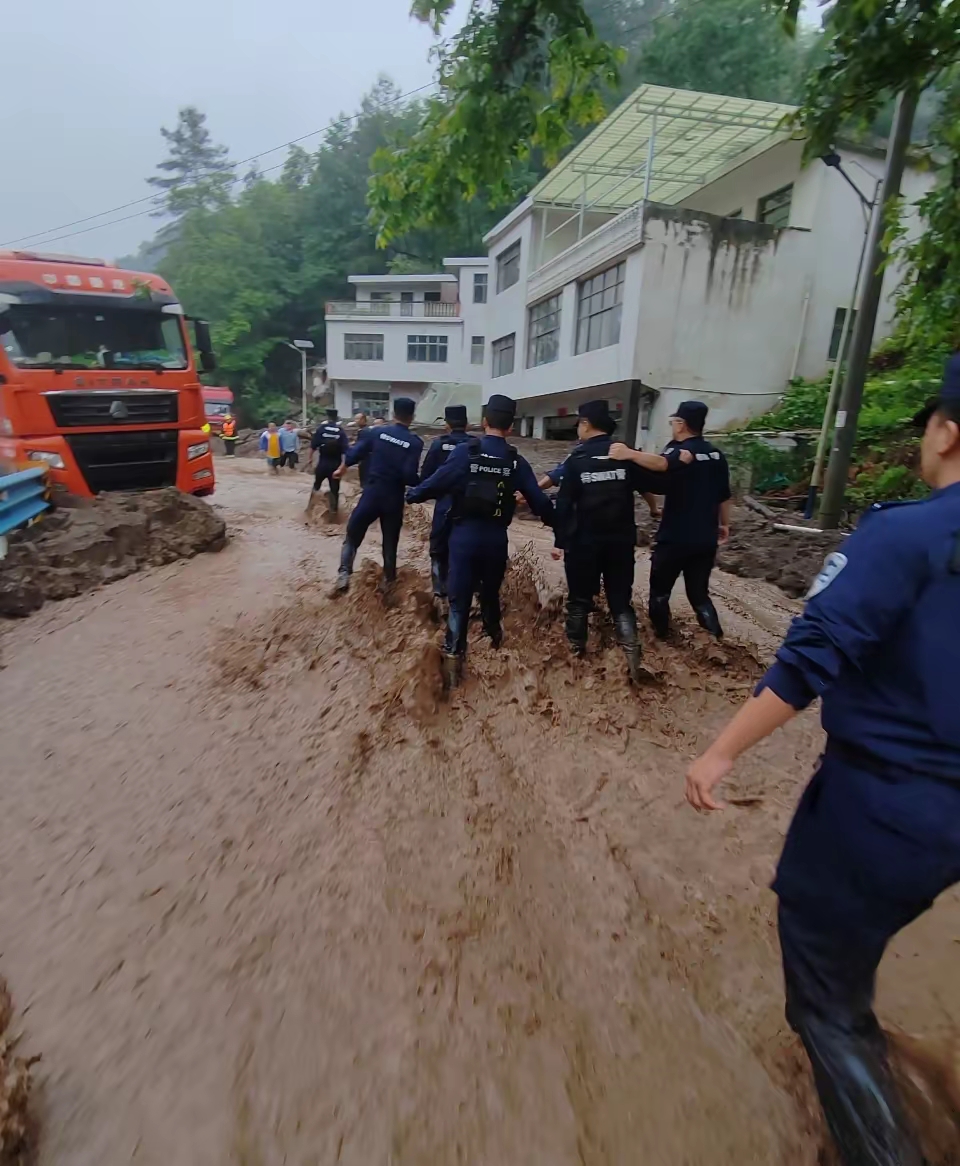 暴雨致贵州山体滑坡,公安紧急救援