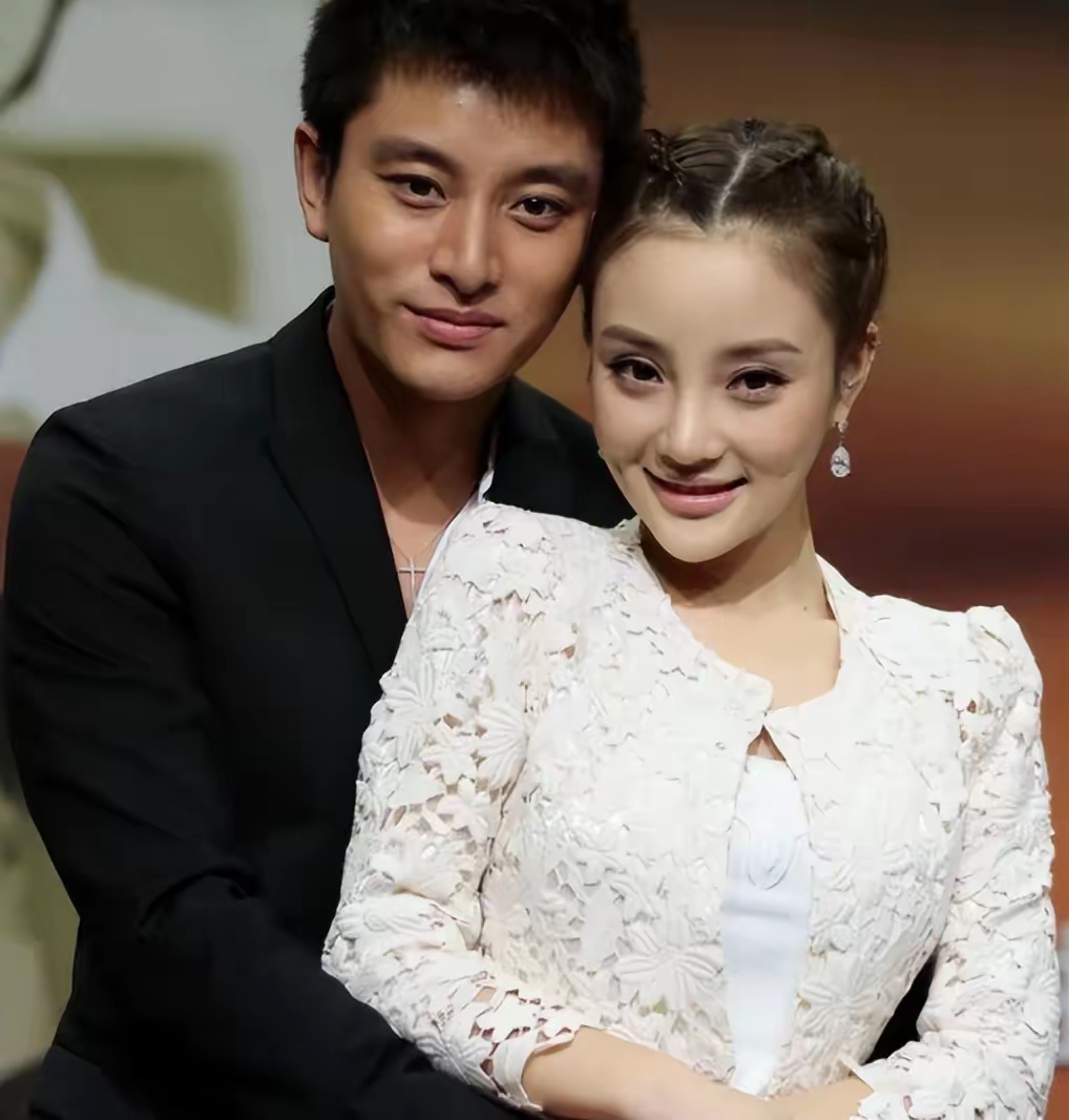 离婚6年后,贾乃亮和李小璐端午同框带娃出游,再次引爆舆论!