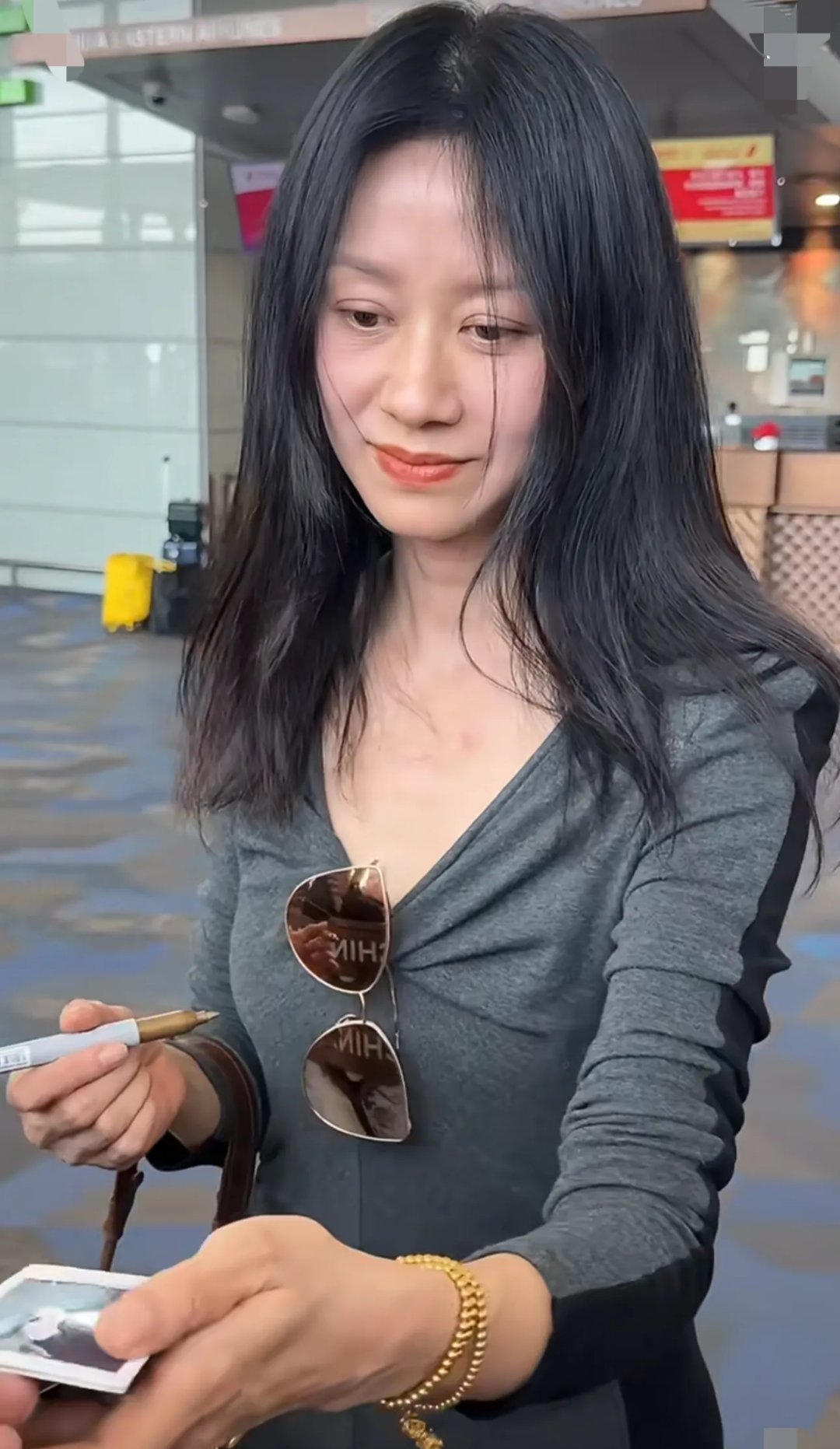 原来倪虹洁曾经在同一时间段,离了婚,被前夫坑了一大笔钱,婆婆还跟