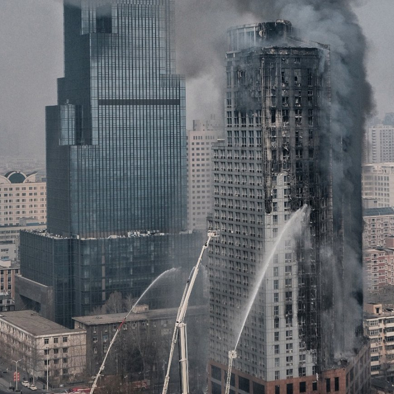 石家庄众鑫大厦突发火情之后,外墙火势得到有效控制,没有人员伤亡发生