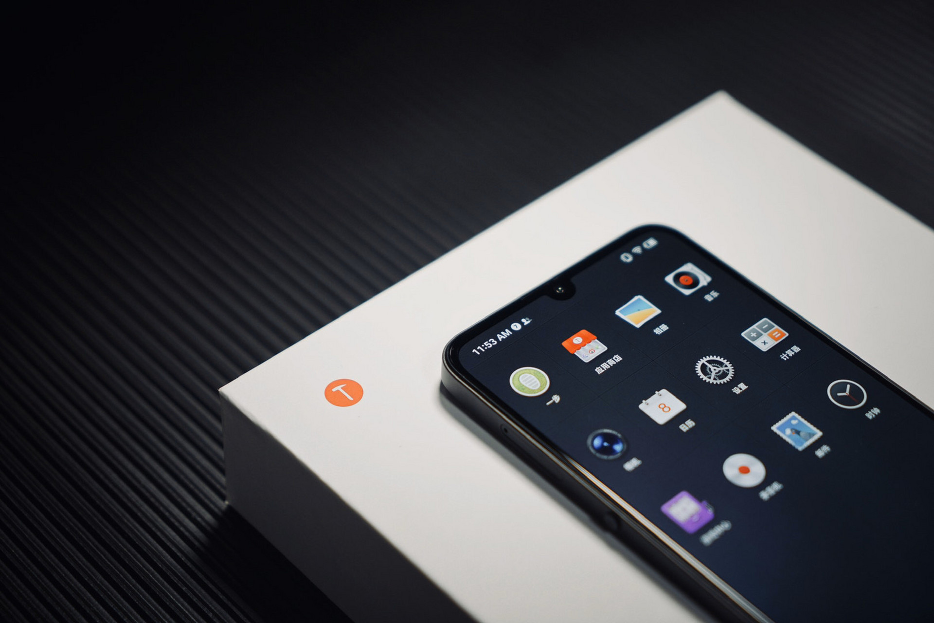 坚果pro3保持了一贯的锤子手机风格,中框和按键的辨识度配合上锤子