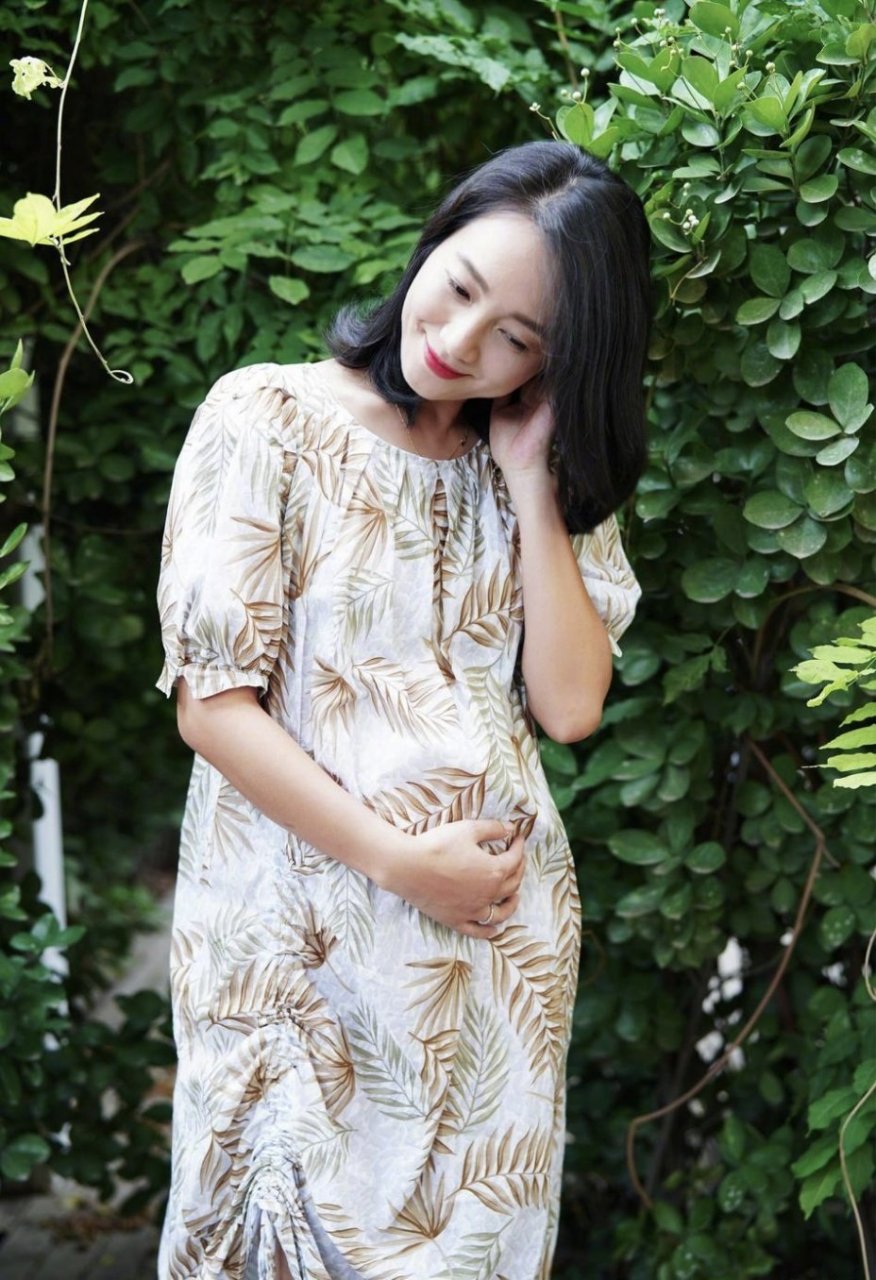 朱丹晒近照,照片中穿着休闲裙,抚摸孕肚一脸幸福.