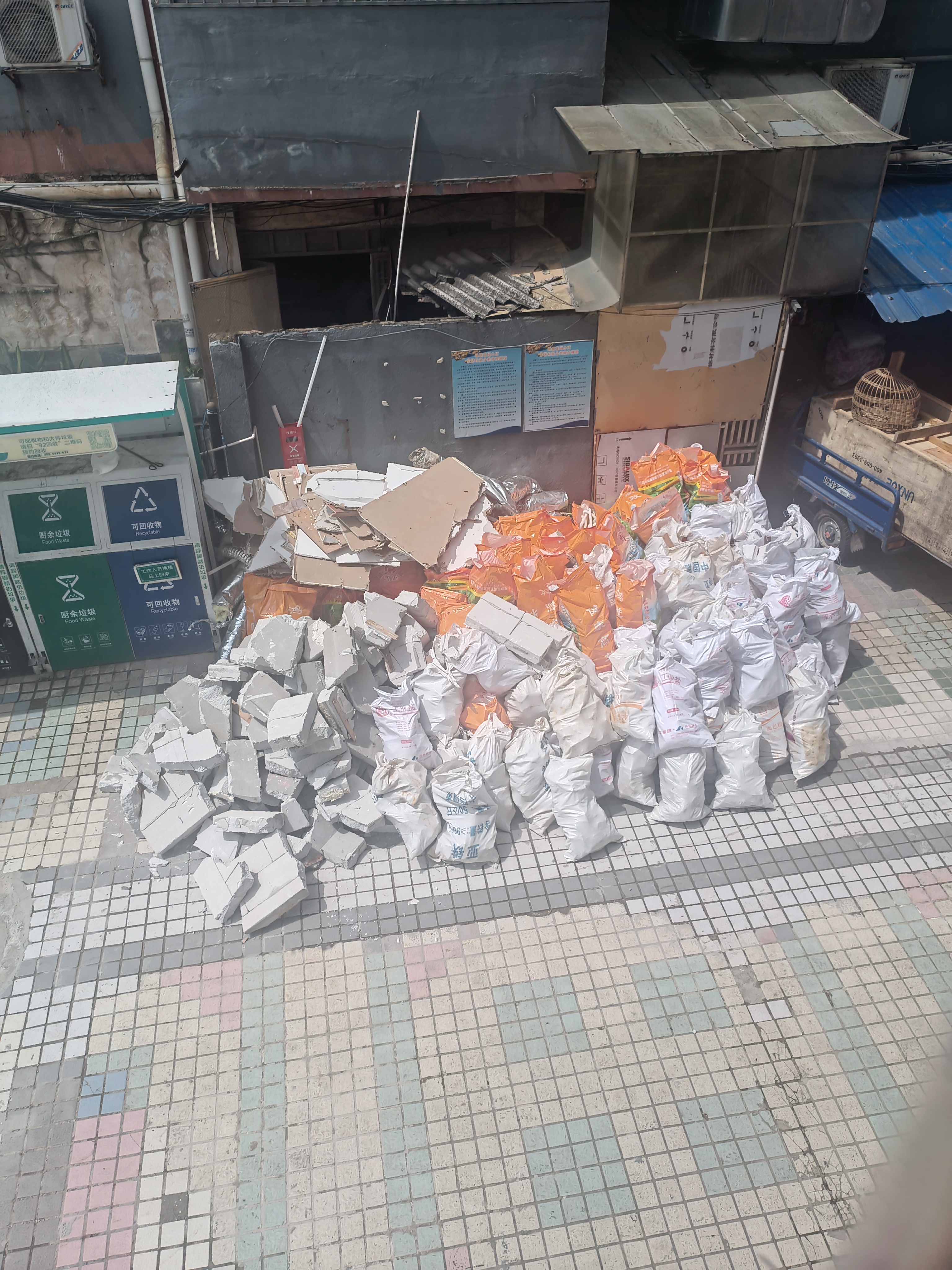 前面酒店建筑垃圾堆放住宅小区里,有监控物管没看到?