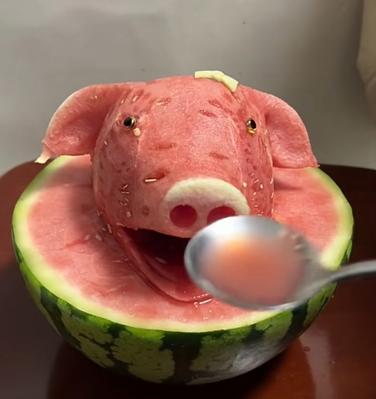 吃西瓜的和吃猪的都沉默了.#搞笑