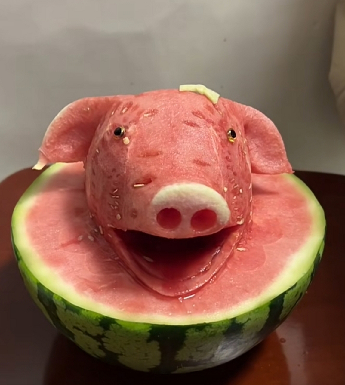 吃西瓜的和吃猪的都沉默了.#搞笑