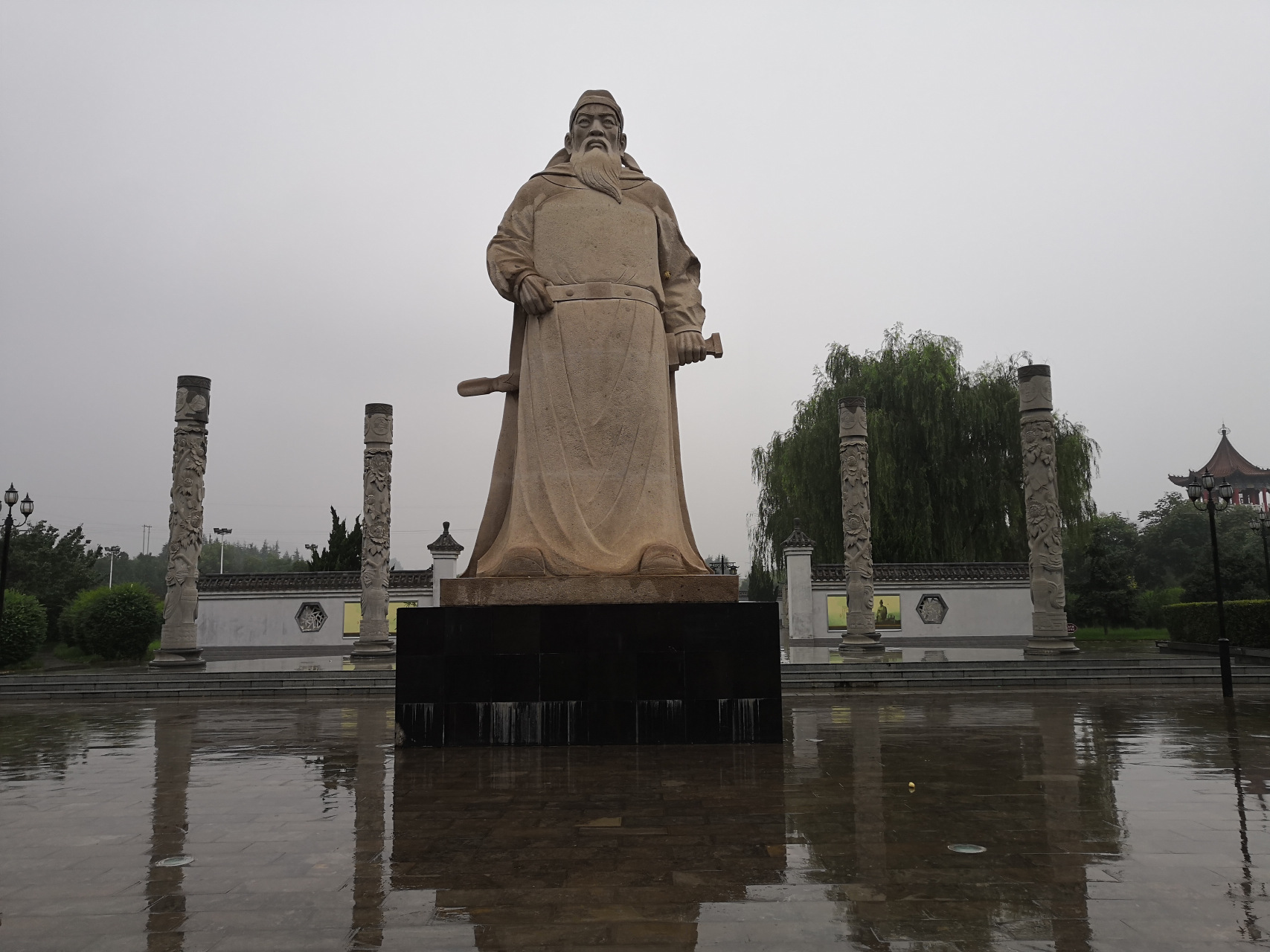 門前不改舊山河,破虜曾輕馬伏波.今日獨經歌舞地,古槐疏冷夕陽多.