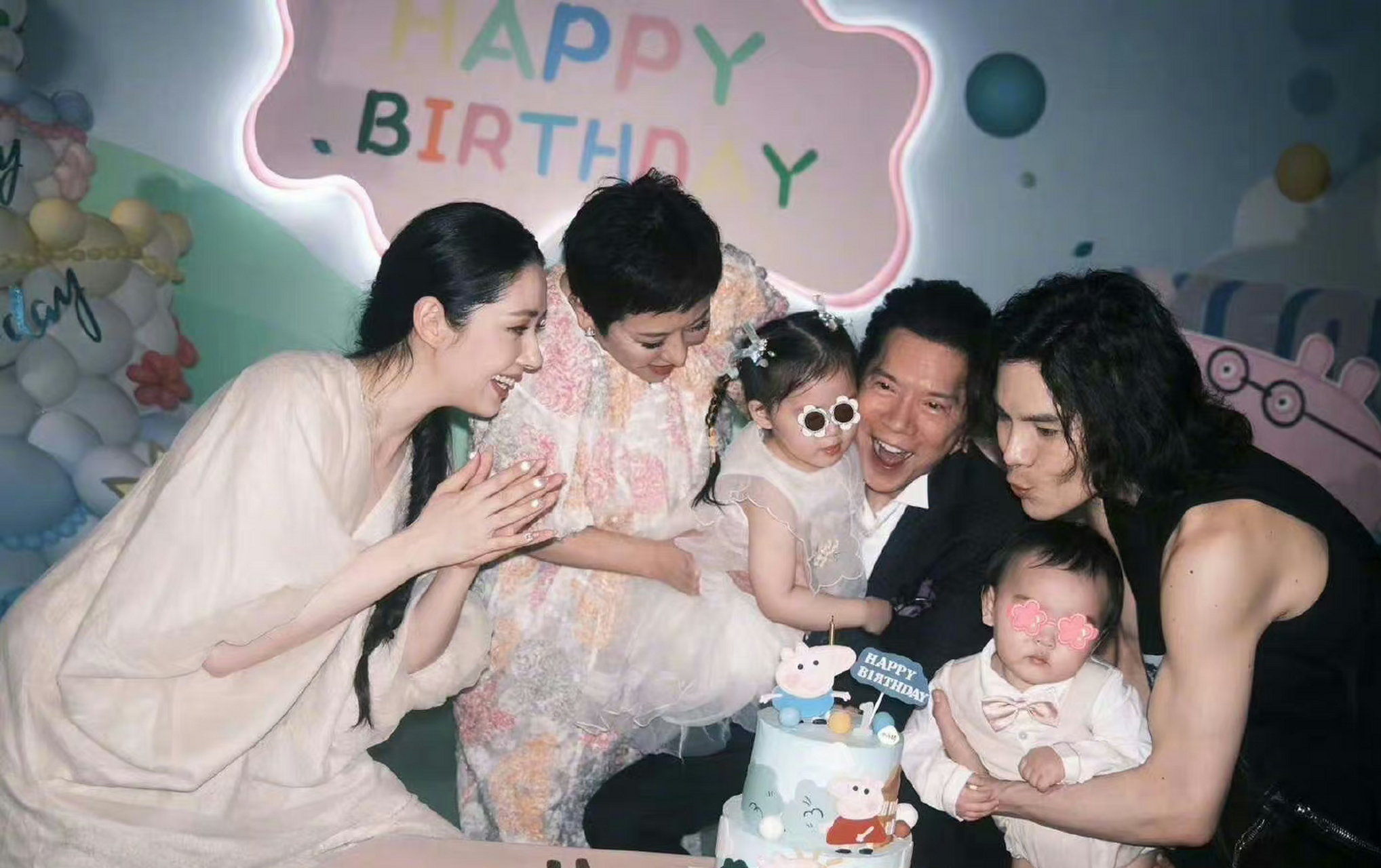 近日,向佐,郭碧婷二胎儿子周岁宴,向佐爸爸向华强发言:"以后我们不在