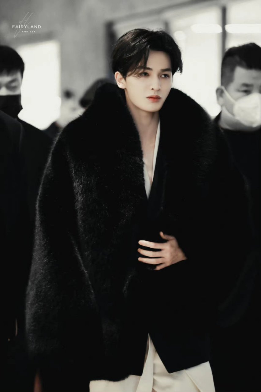 朱正廷黑色西装搭配白色深v长袍,性感亮相saint laurent品牌活动