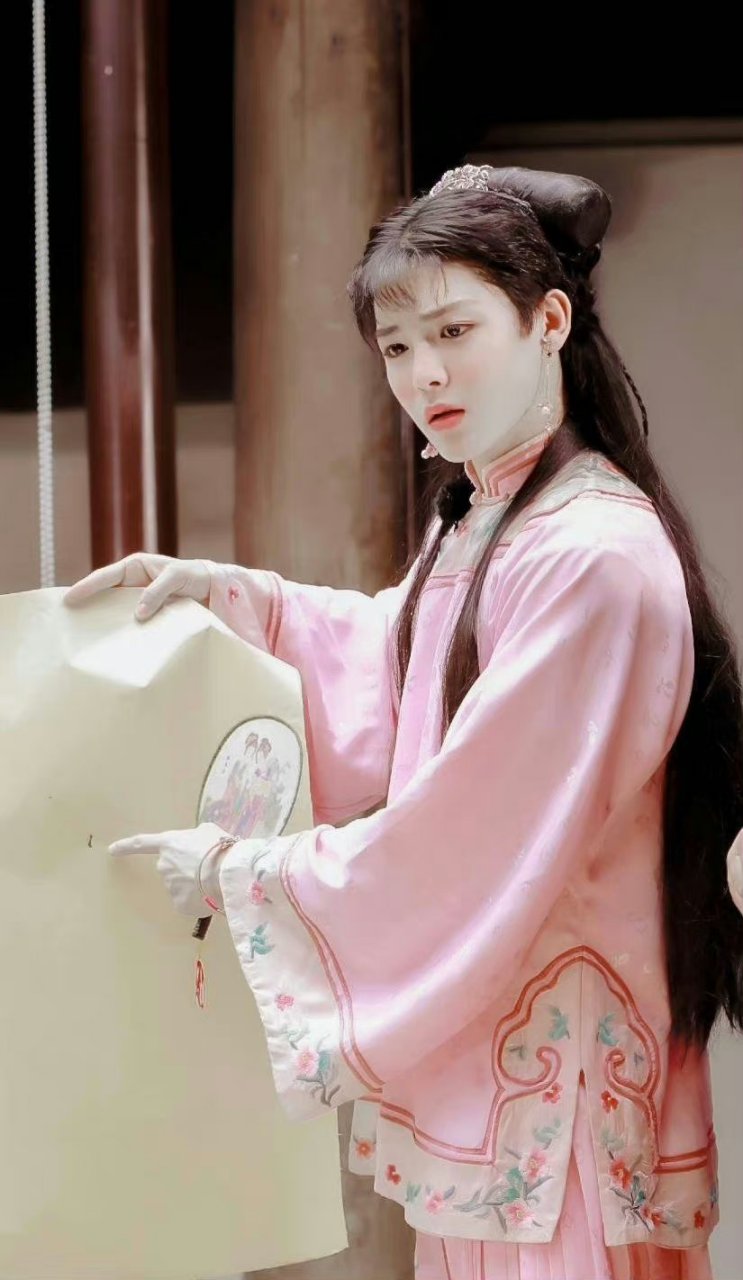 侯明昊的女装比女生都漂亮,婉约动人,清纯可爱,含羞带怯……属实有点