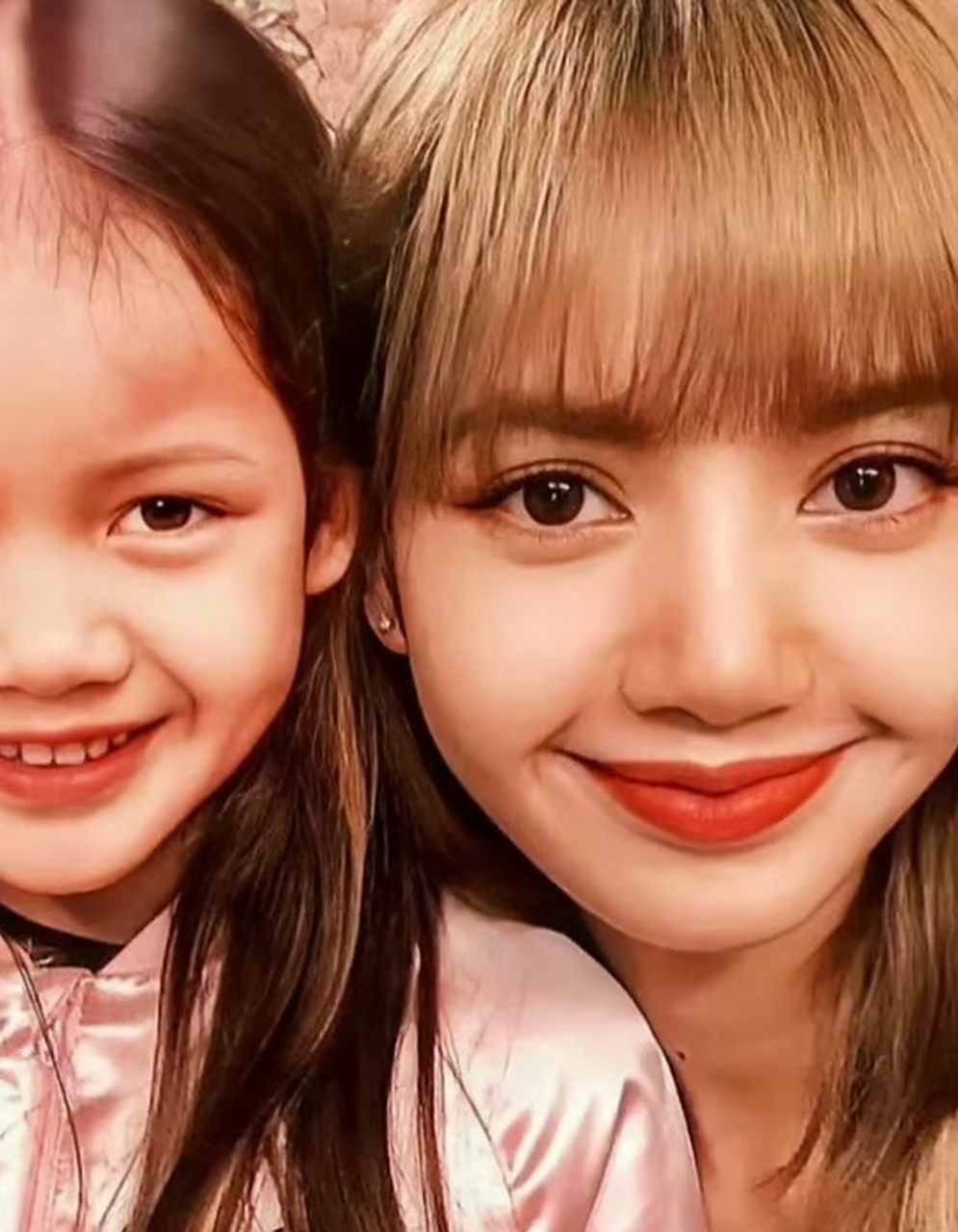 blackpink lisa与童年的自己合影!真的是从小美到大,可可爱爱的甜妹!